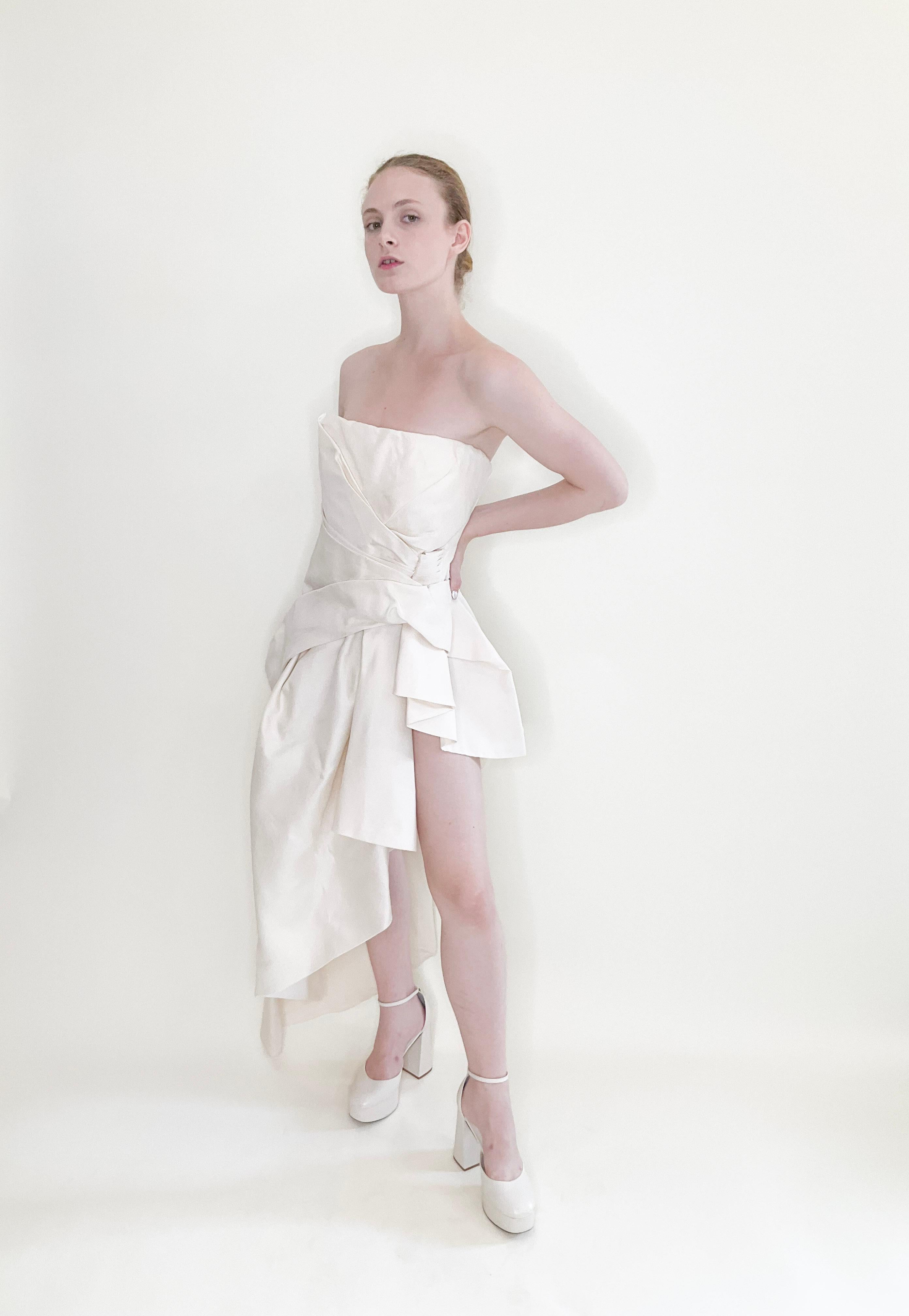 Das trägerlose asymmetrische Kleid von Alberta Ferretti ist ideal für die moderne Braut und bietet die perfekte Mischung aus Volumen, Struktur und zeitgenössischer Eleganz. Dieses trägerlose Kleid ist perfekt für alle, die an ihrem besonderen Tag