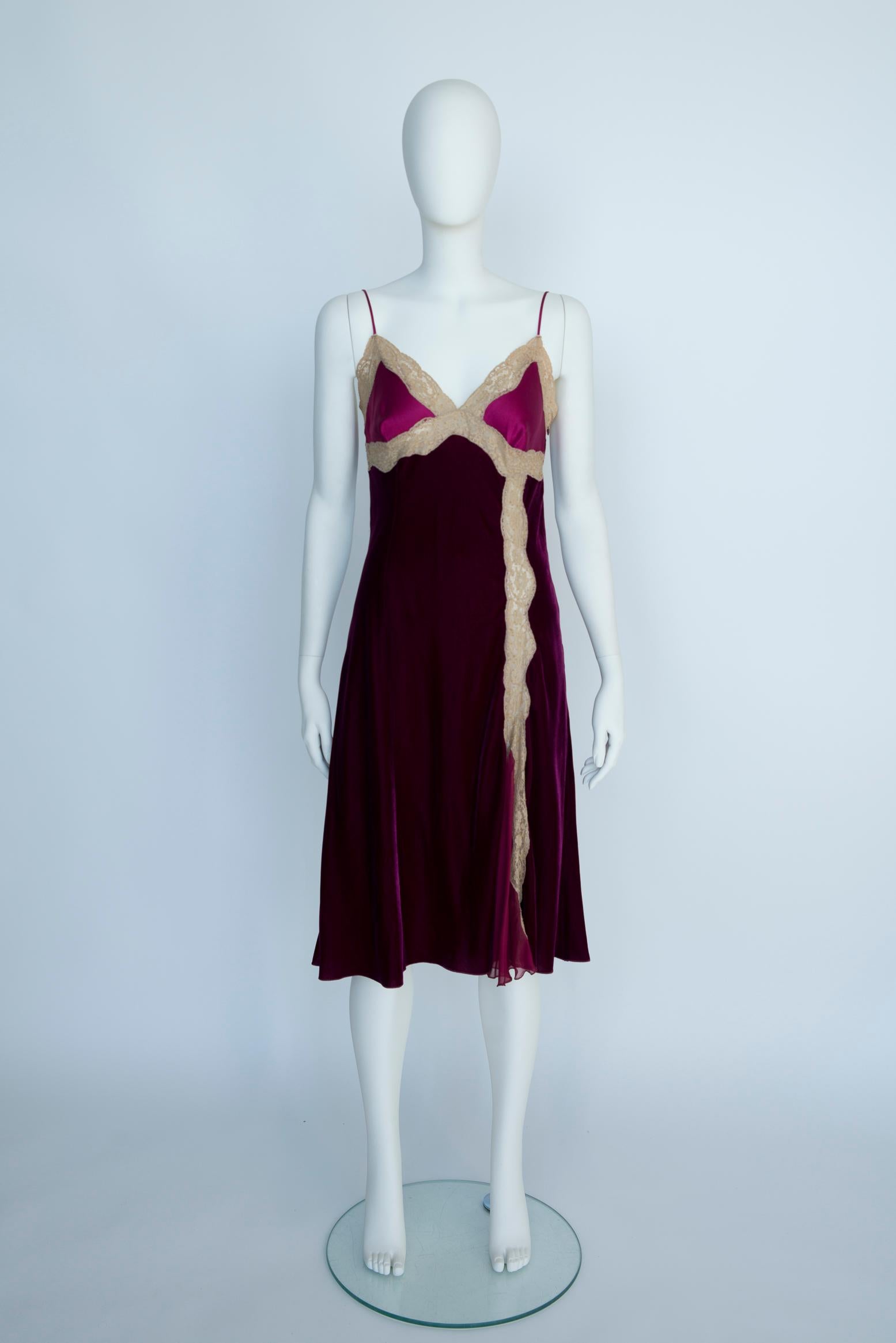 Popularized by Courtney Love and the Supermodels, this original slip dress of the 90's remains extremely fashionable as nearly all trendy brands offer it nowadays in their collections. This wonderful late 90’s - early 00's Alberta Ferretti dress