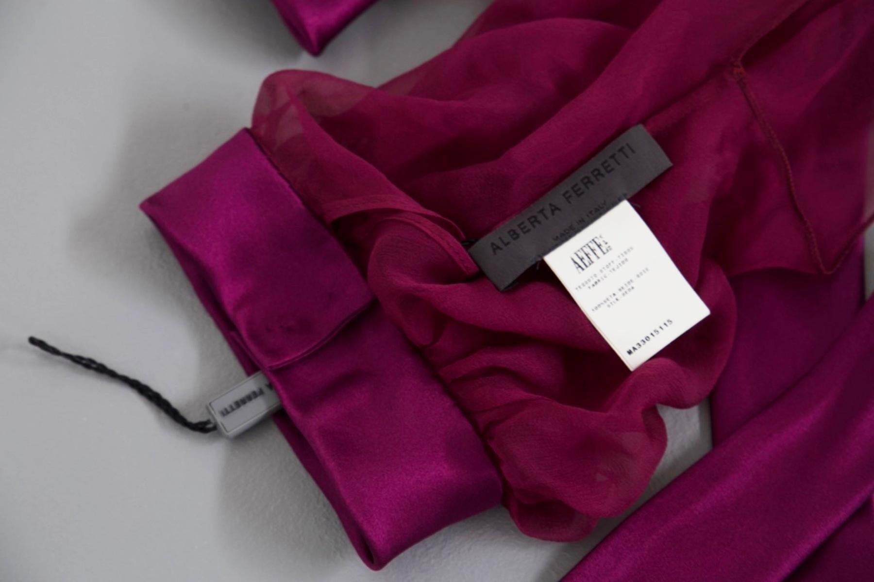 Wunderschöne violette Schulterbedeckung, entworfen von Alberta Ferretti in den 1990er Jahren, feine italienische Handwerkskunst.
ORIGINALETIKETT.
Die Schulter Abdeckung ist aus einem sehr weichen Stoff, eklektische lila Farbe, spektakulär
