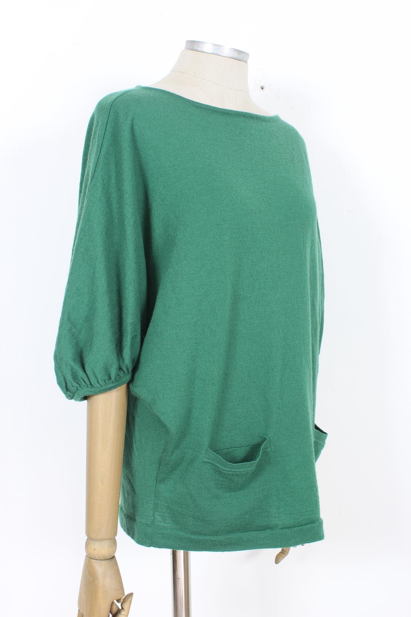 Alberta Ferretti 2000s casual sweater. Soft sweater with wide 3/4 sleeves, green color, 100% wool. Made in italy.

Size: 40 It 6 Us 8 Uk

Shoulder: 46cm
Bust/Chest: 68 cm
Sleeve: 42 cm
Length: 64 cm