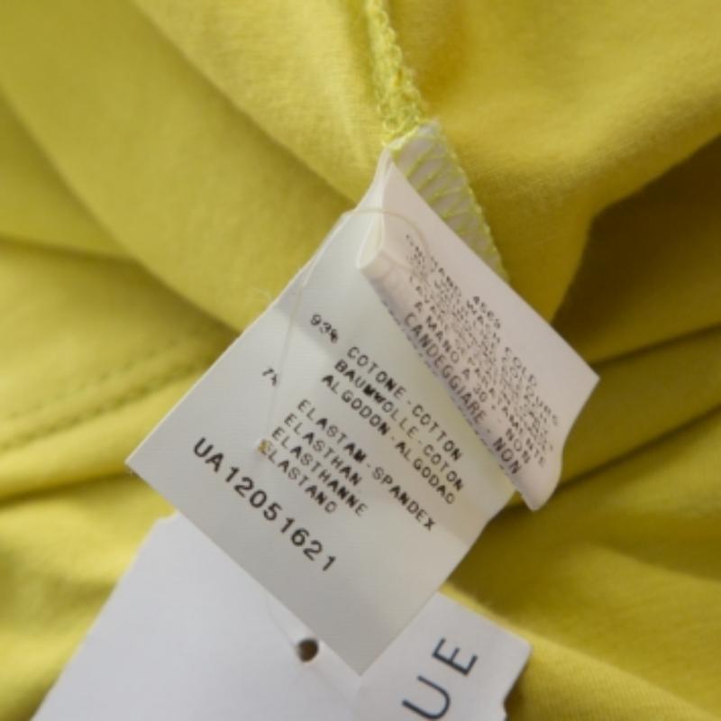 Faites d'Alberta Ferretti l'option par défaut lorsqu'il s'agit de choisir le haut à porter en toute occasion. Ce haut jaune exquis sera sans aucun doute votre favori. Cette pièce urbaine chic en tissu mélangé est la meilleure chose à faire cette