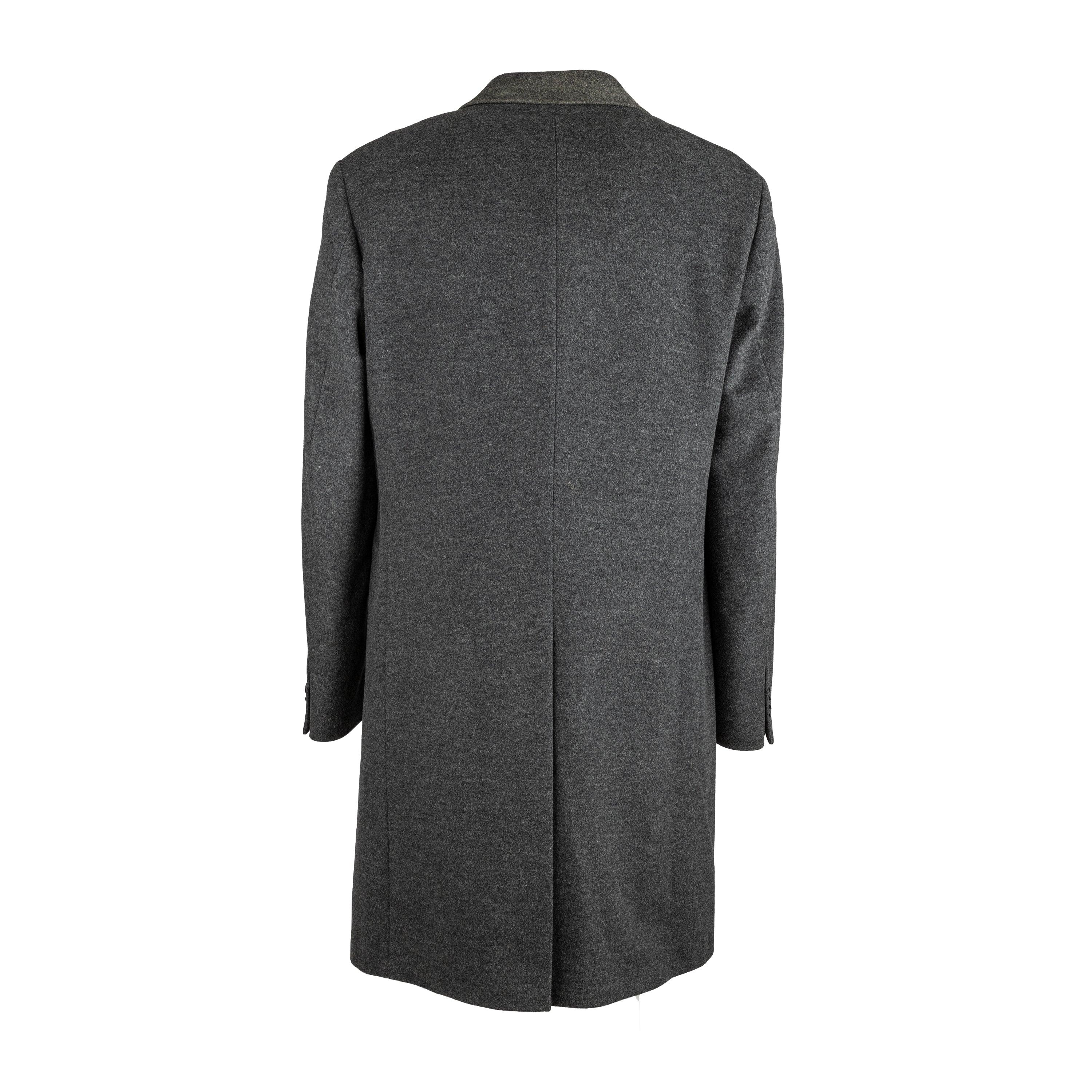 Il cappotto di Alberto Aspesi è sapientemente realizzato in una lussuosa miscela di lana e cashmere, che offre calore e stile in una sofisticata tonalità di grigio scuro. Il colletto con revers dentellati, il portabottoni nascosto e le tasche