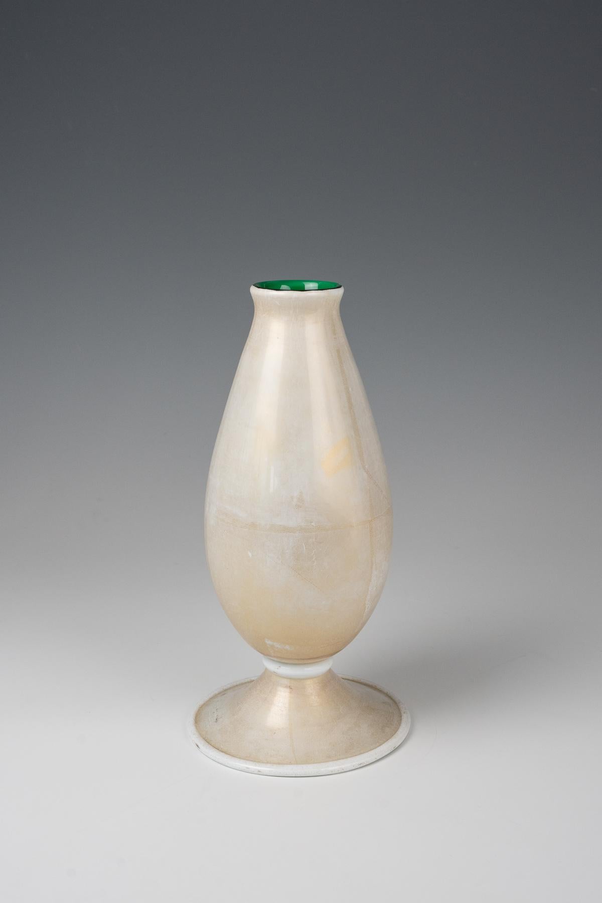 Alfredo Barbini), vaso bianco con interno verde,  Albertro Barbini, vaso bianco con interno verde, per V.A.M.S.A.
vaso in vetro soffiato bianco leggermente iridescente con filamento di vetro applicato e interno verde
ca. 29 cm (altezza)
Label di