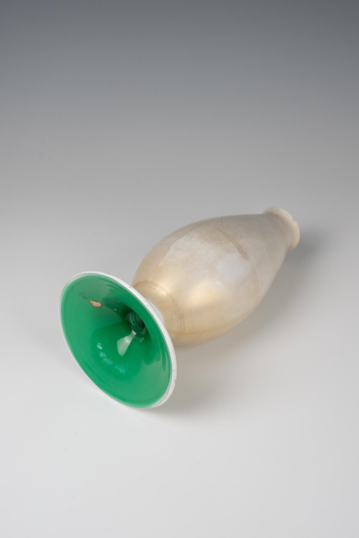 Metà XX secolo Alberto Barbini, vaso bianco con interno verde, 1940 per V.A.M.S.A. in vendita