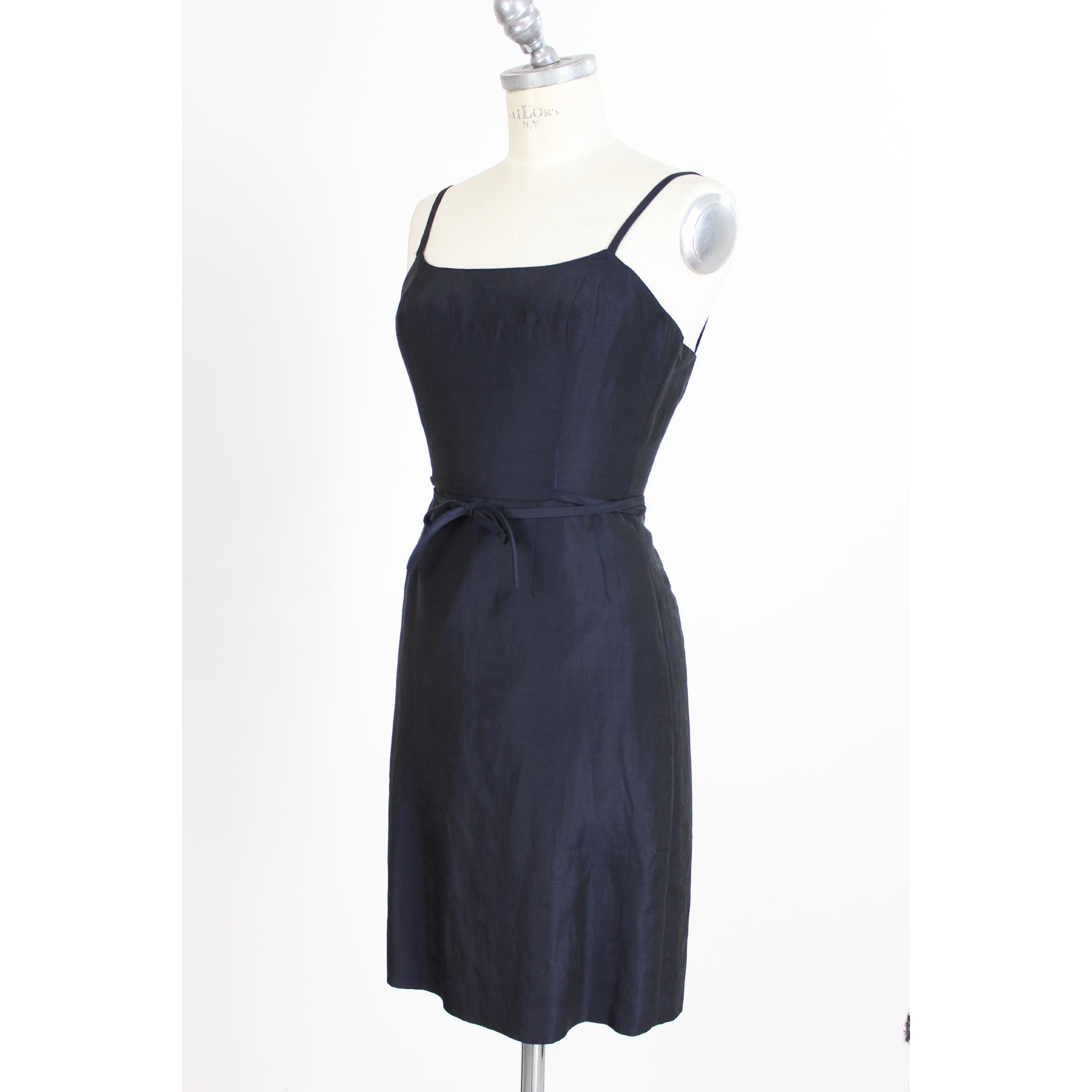 Alberto Biani evening dress made of 52% acetate 48% linen. Dark blue sheath dress model. Sleeveless, square neckline and adjustable waistband. The bodice is made of slats, zip closure. Made in Italy. Excellent vintage conditions.

Size 40 It 6 Us 8