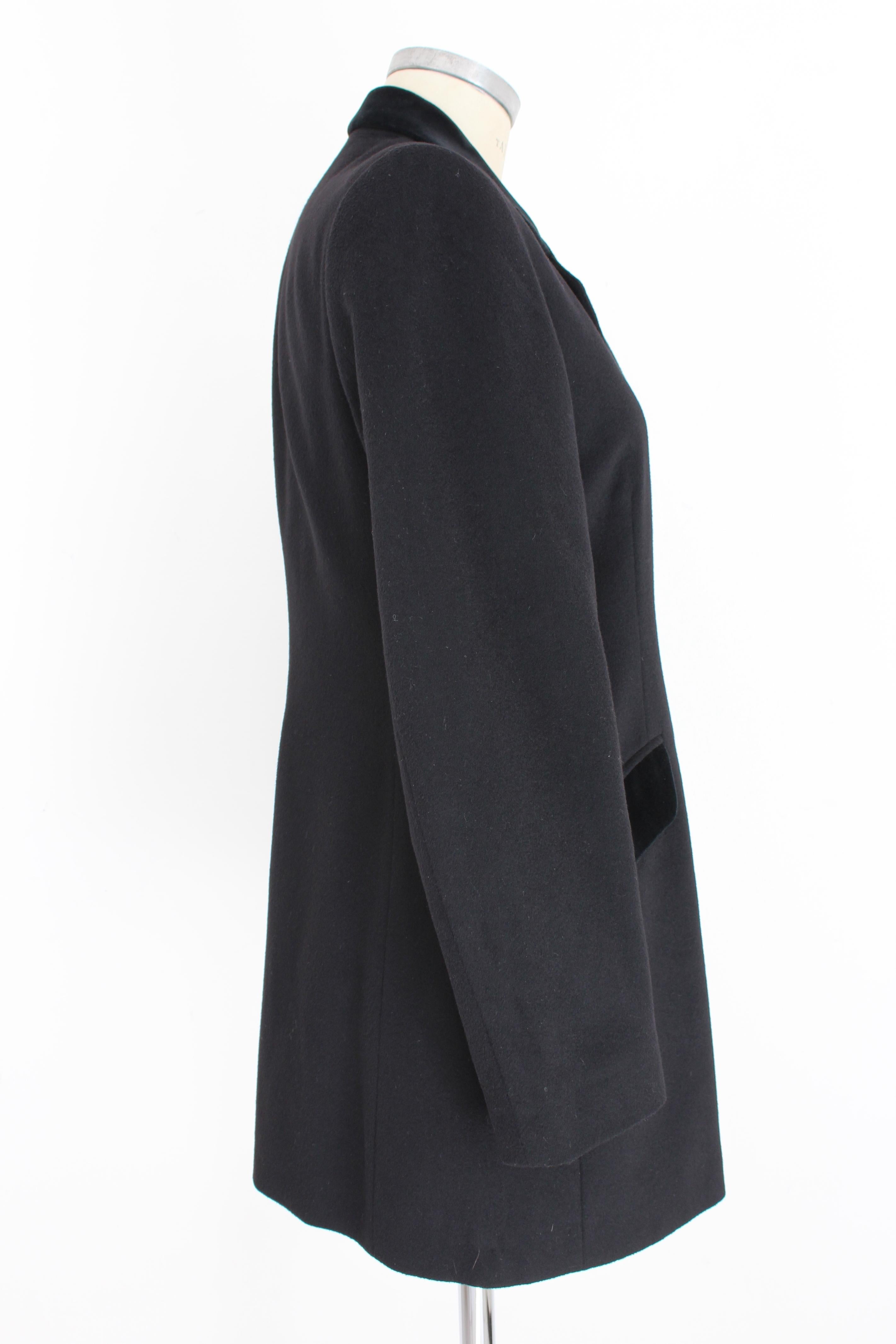 Alberto Biani for New York 90s vintage women's coat. Classic coat, black with velvet details on the neck and pockets, tone on tone. Loro Piana fabric, 75% wool, 25% cashmere. Made in Italy.

Condition: Excellent

Item used few times, it remains in