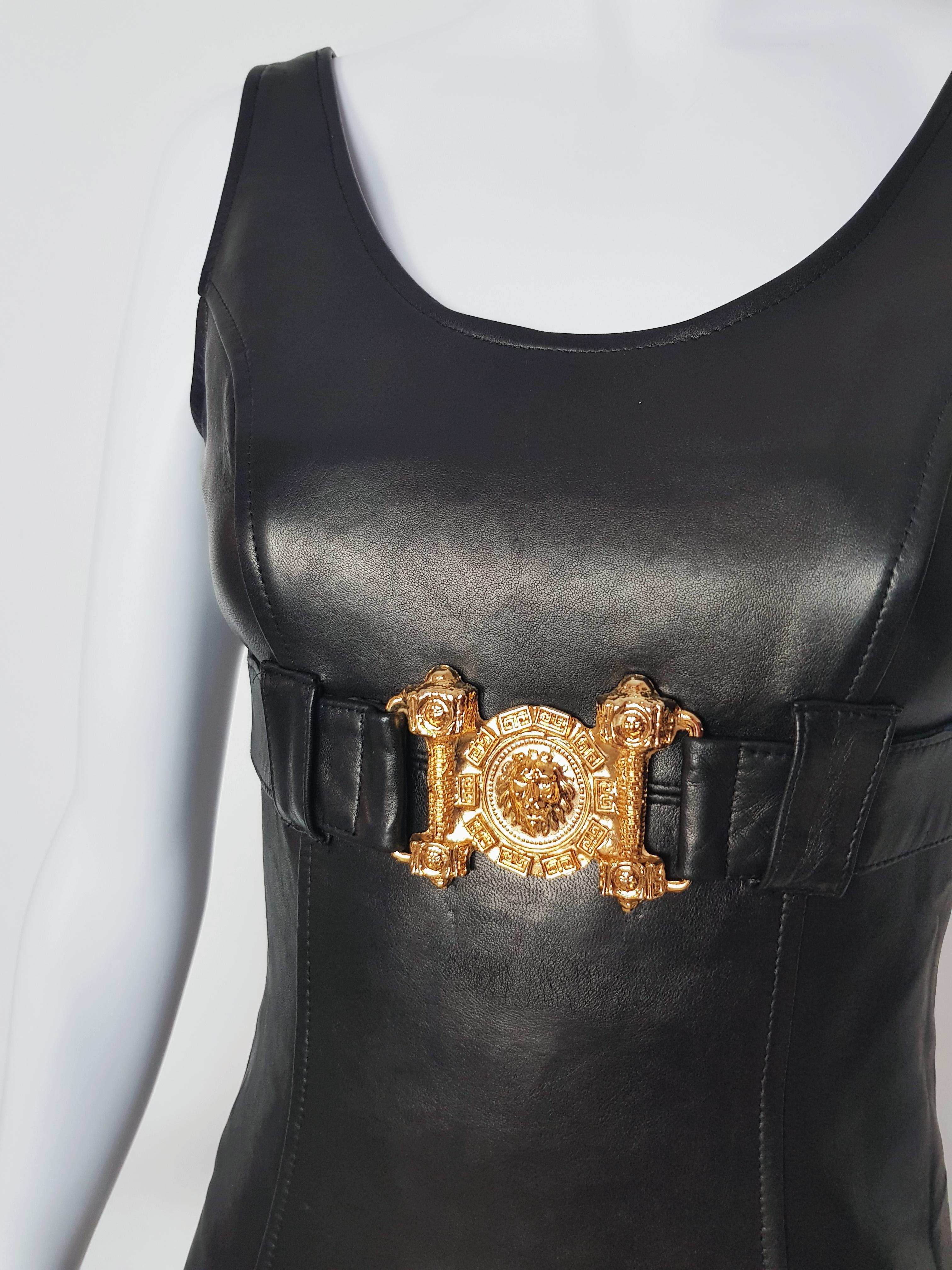 Dieses Vintage-Kleid von Alberto Bini stammt direkt aus den 90er Jahren und ist gleichzeitig eine schöne Ode an das Versace-Universum.

-Löwe Detail in Metall Goldton
-Vorderes Leder
-Rückseite Strickstoff sehr dehnbar
-Gefüttert im
