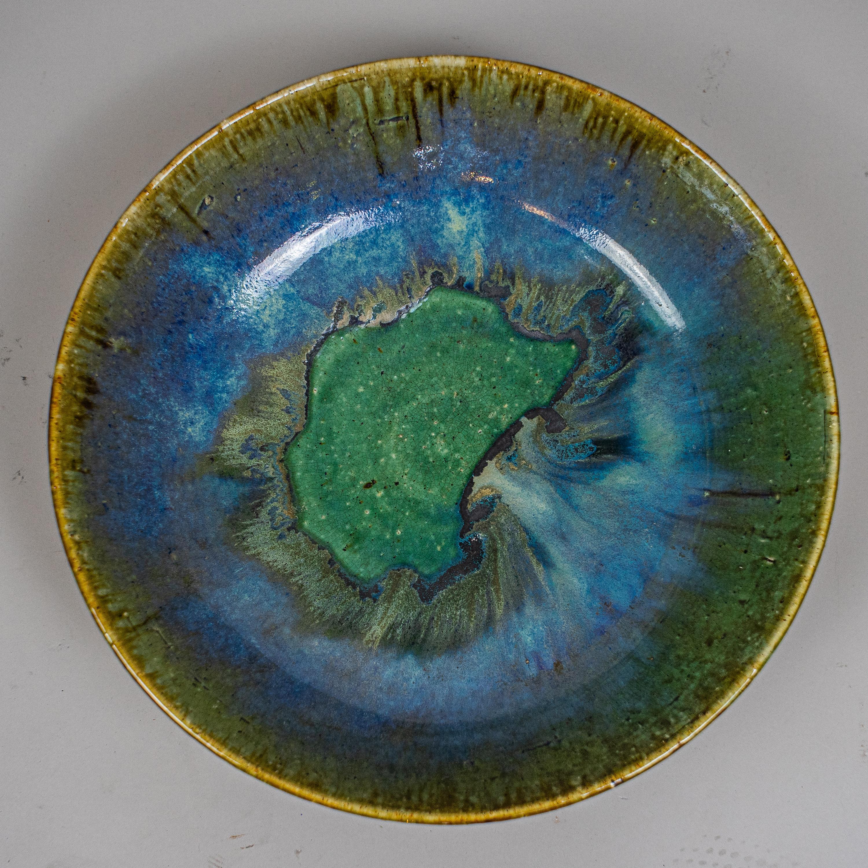 A Mexican high temperature ceramic center piece by Alberto Díaz de Cossío. Manufactured at the Taller Experimental de Cerámica in Mexico City. (Experimental Ceramic's Workshop). The round ceramic center piece shows a green and blue enamel design on