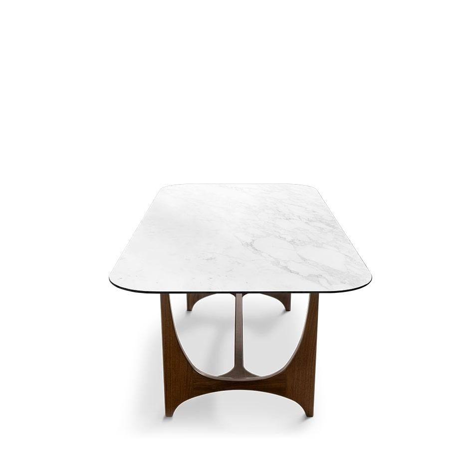 Chiamato così in onore di uno dei migliori personaggi del cinema italiano (Alberto Sordi), le linee morbide e curvilinee delle gambe in legno di questo tavolo dal design unico si ispirano alle forme architettoniche delle strutture in cemento di