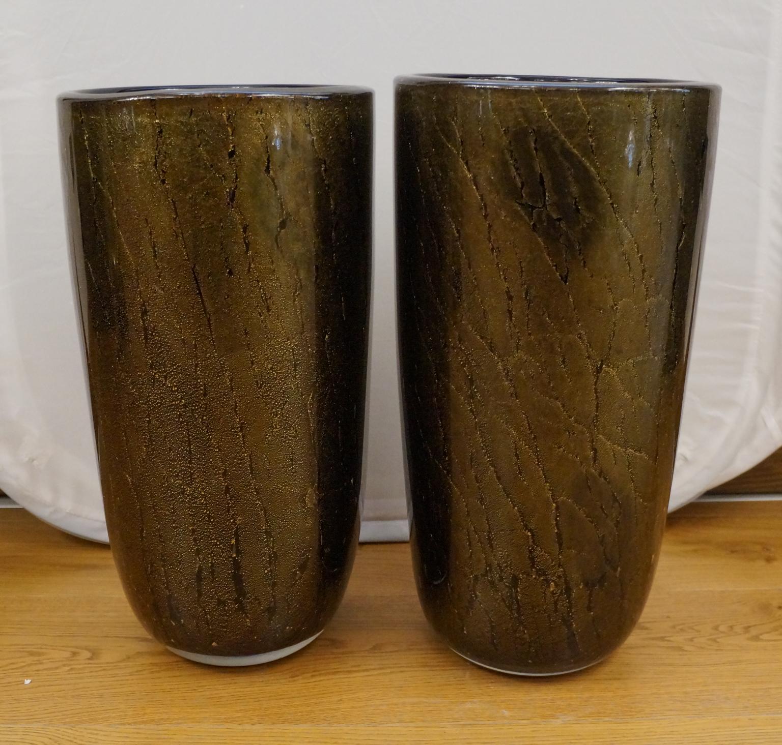 Zwei mundgeblasene Vasen aus Muranoglas, schwarze Farbe mit 24-karätigem Blattgold überzogen.
Die Vasen sind aus dickem Glas.
Dieses fantastische Kunstwerk im Art-Déco-Stil verleiht Ihrer Umgebung einen zusätzlichen Hauch von Klasse.
Projekt von