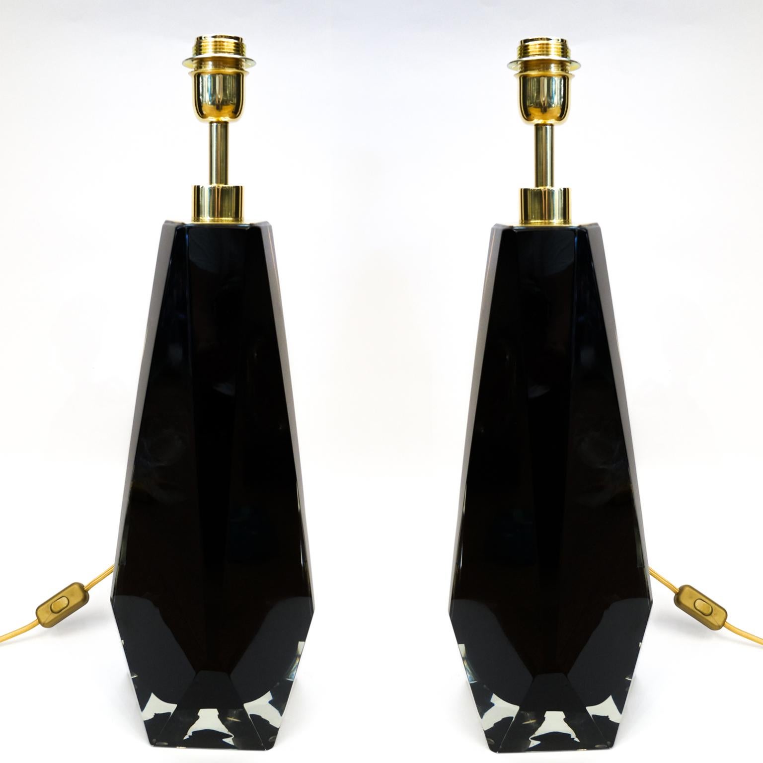 Cette lampe de table fait partie de la collection du maître verrier Alberto Donà qui comprend trois lampes de tailles différentes appelées 