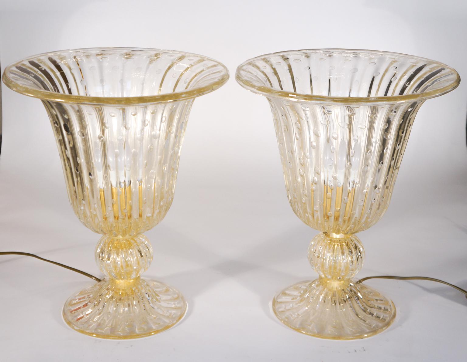 Exclusive pair of Murano glass table lamps in crystal color with 24-carat gold leaf decorations and inner bubbles. The products are entirely handmade by the master glassmaker of Murano Alberto Dona
Project of the Murano glass master Alberto Donà in
