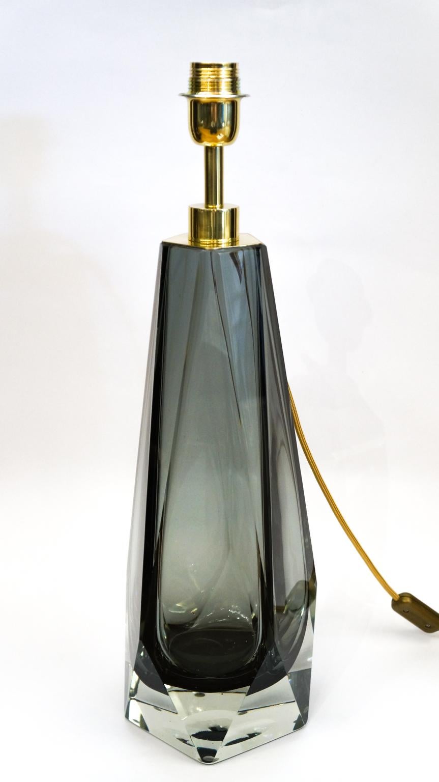 This table lamp is part of the collection of the glass master Alberto Donà which includes three lamps of different sizes called 