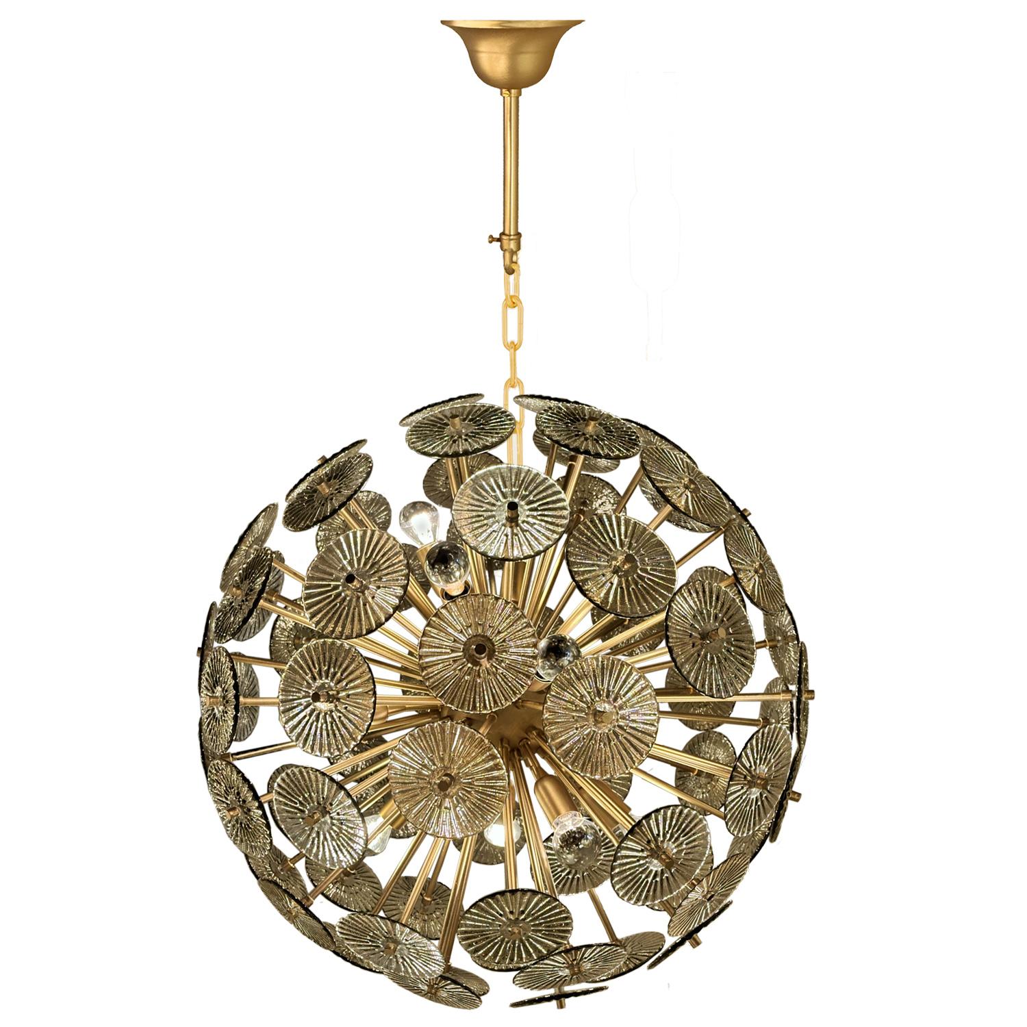 Lampadario a disco in vetro di Murano in stile Sputnik, unico nel suo genere, realizzato da Alberto Dona. Il vetro grigio e tortora ha un disegno di un sole primitivo che gioca con la luce, conferendo al vetro una tonalità varia, che a volte appare