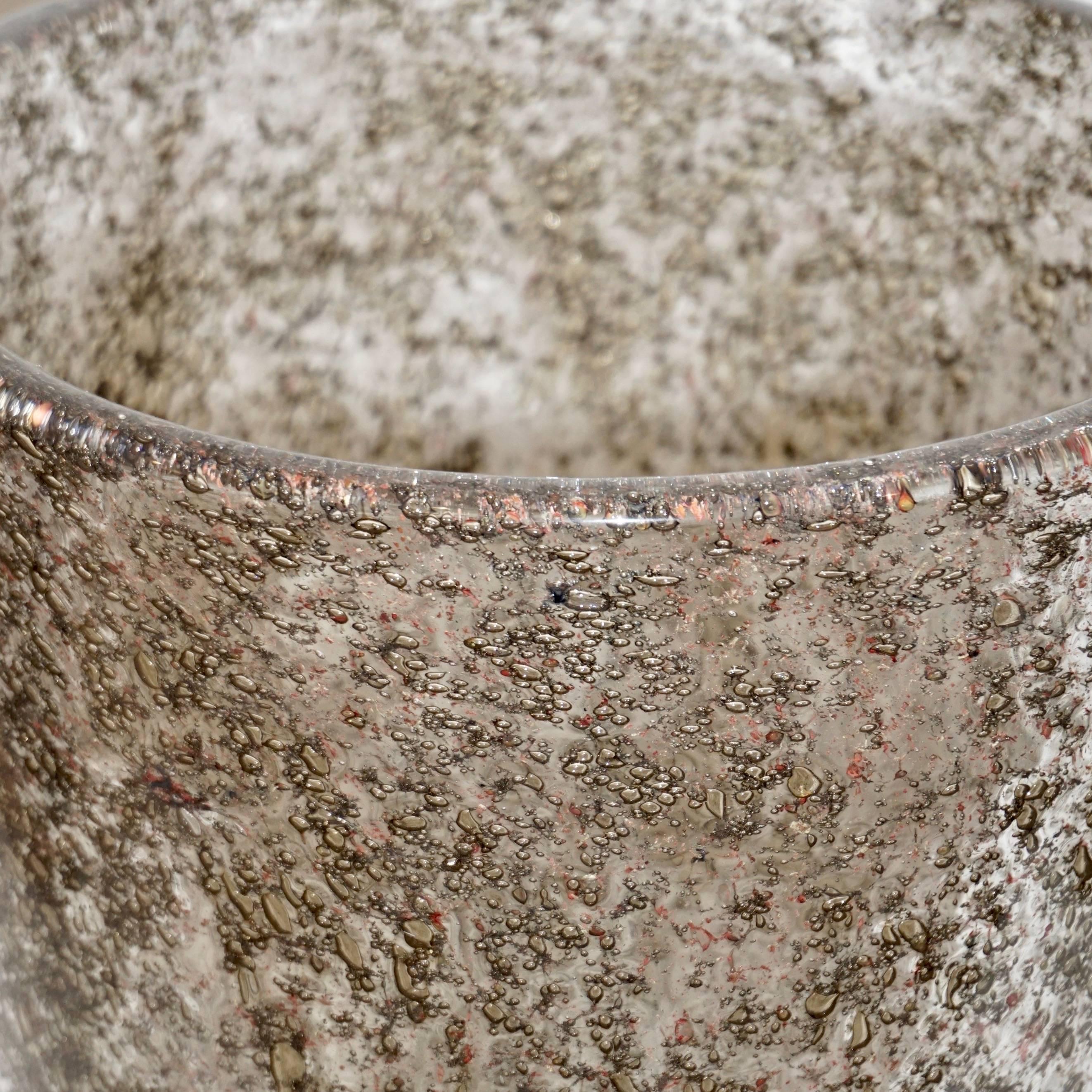 Vase contemporain en verre organique vénitien de Murano, soufflé selon une technique innovante avec inclusion métallique de laiton, créant une couleur bronze rare avec des mouchetures et des bulles brun-rouge en suspension dans le verre cristallin