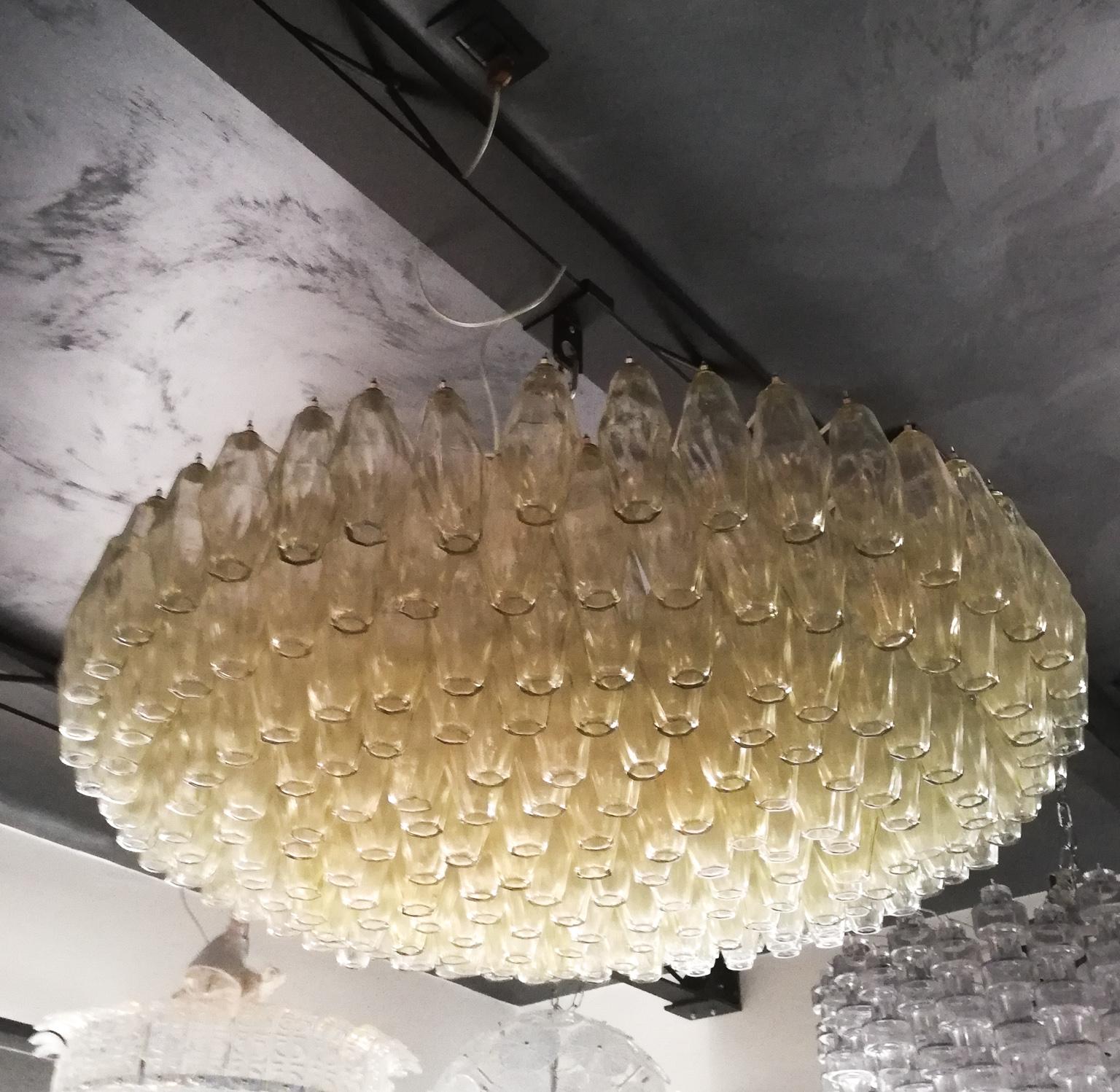 Lustre Poliedri en verre soufflé de Murano de couleur Champagne éléments.
Ce fantastique lustre contient un total de 238 éléments appelés Poliedri. 
L'appareil contient neuf ampoules E26 / 27

Ce classique a été développé dans les années 1960,