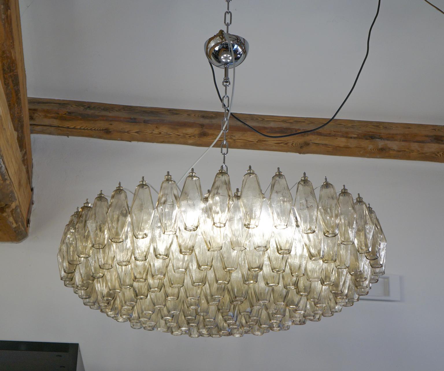 Murano blown glass Poliedri chandelier color grey elements. 
This fantastic chandelier contains a total of 183 elements called Poliedri. 
The device contains Six E26 / 27 bulbs

This Classic developed in the 1960s and then reproduced by Maestro