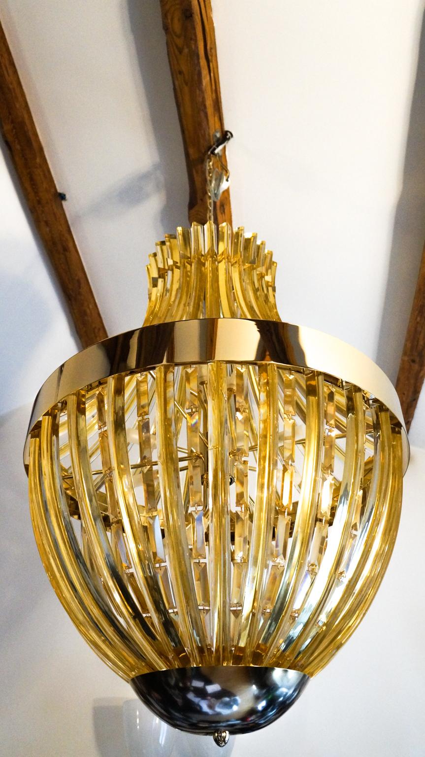 Grand lustre en verre soufflé de Murano avec 48 éléments en ambre et Swarovski. Le lustre peut être reconditionné en fonction du pays de destination. Remplacement inclus. 
Ce lustre est un projet du maître verrier de Murano, Alberto Donà, réalisé en