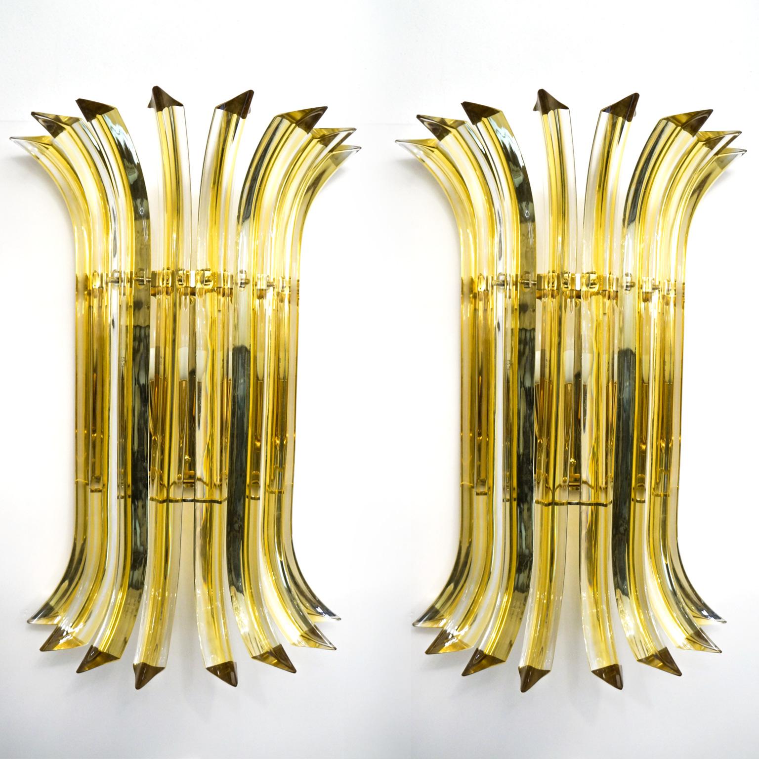 Eine sehr elegante Wandleuchte, die acht Glaselemente präsentiert, die in das Glas gebogen sind, aber mit weichen und leichten Merkmalen, Farbe Bernstein. 
Entworfen vom Meister Alberto Donà im Jahr 1985.

Die Produkte sind vollständig