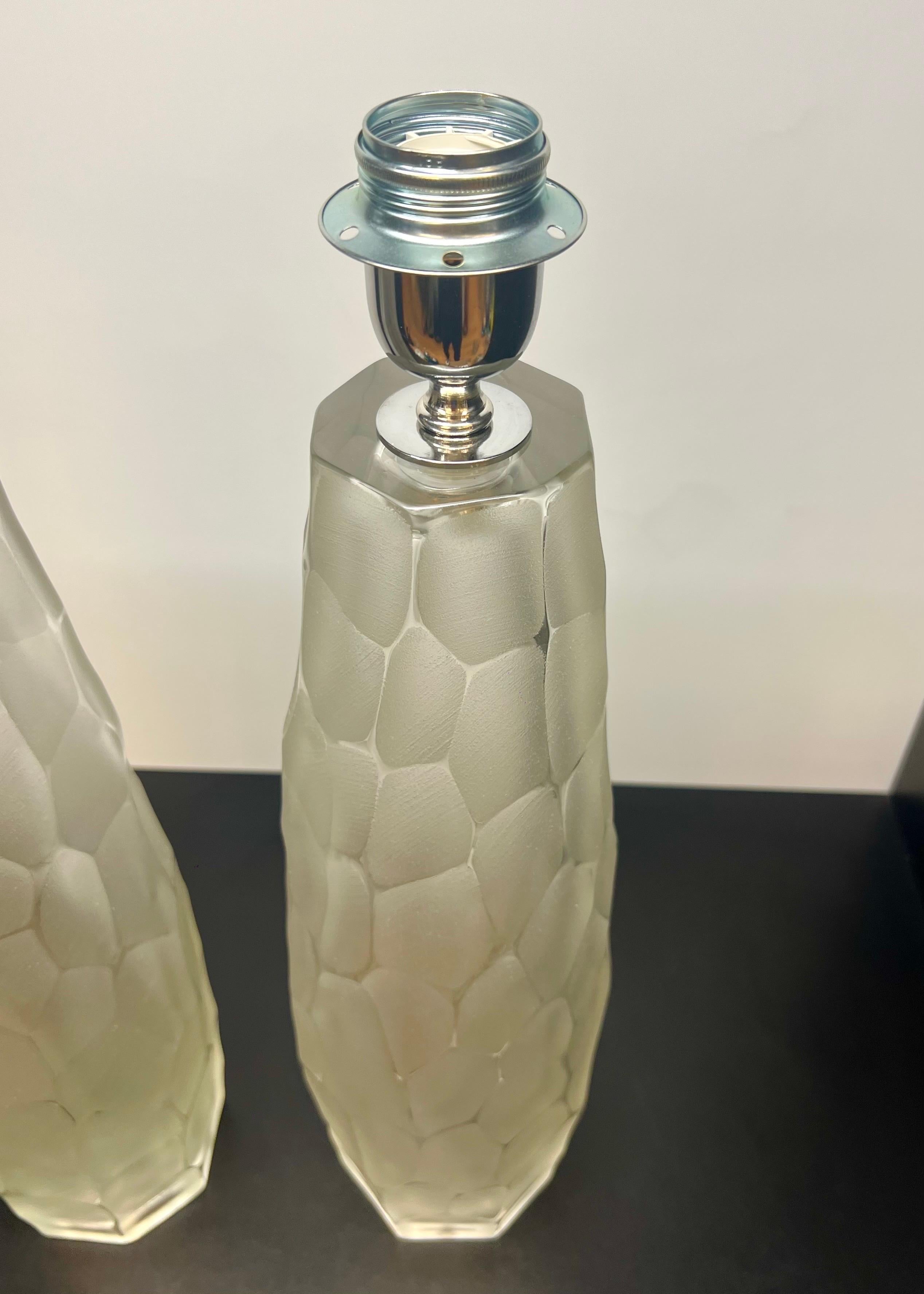 Paire exclusive de lampes de table en verre Murano transparent avec cadre en chrome poli.
Pour réaliser ce travail, nous avons besoin de deux processus différents : le premier, pour modéliser la lampe chaude en lui donnant une forme et une