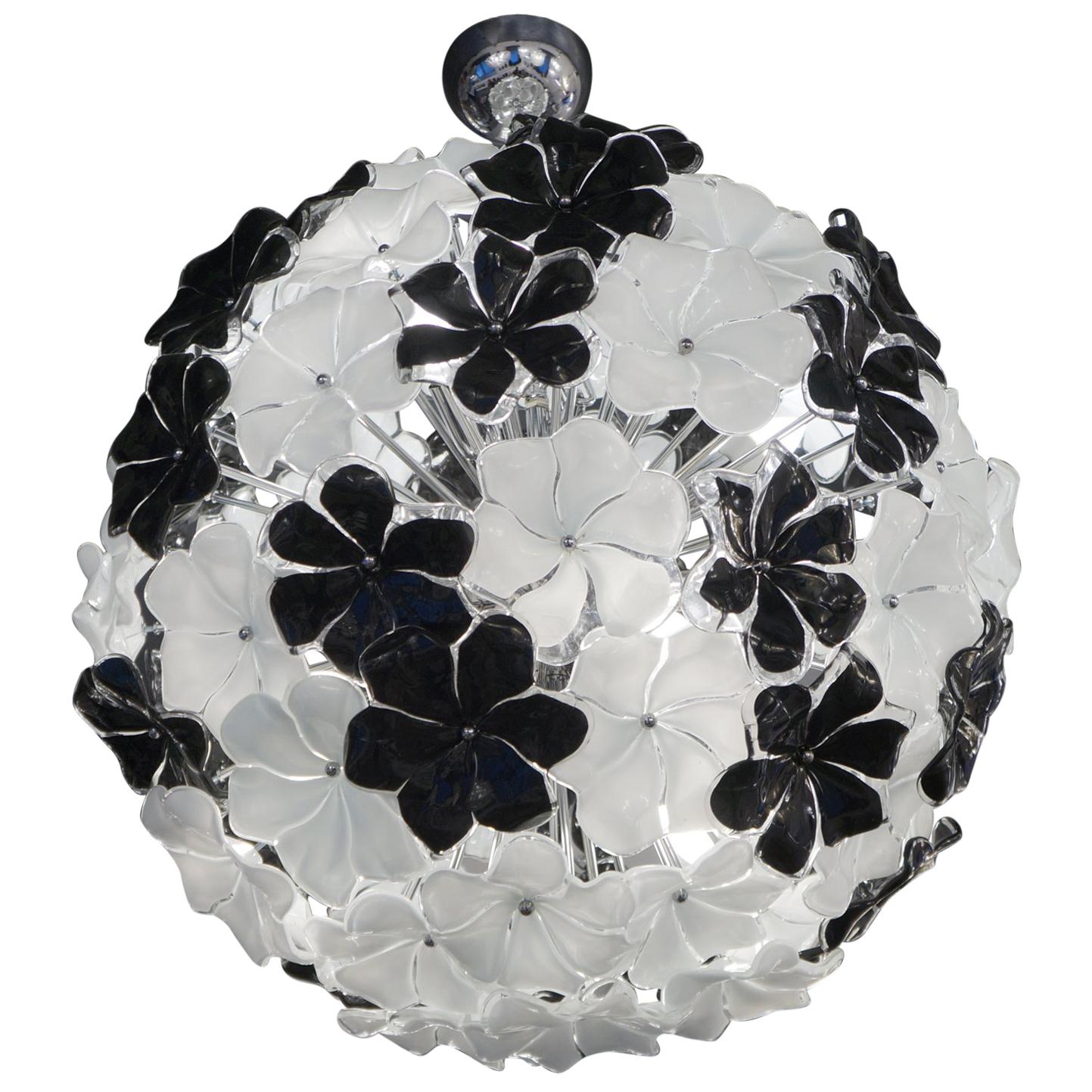 Lampadario in vetro di Murano a fiori bianchi e neri di Alberto Donà, metà del secolo scorso, 1994