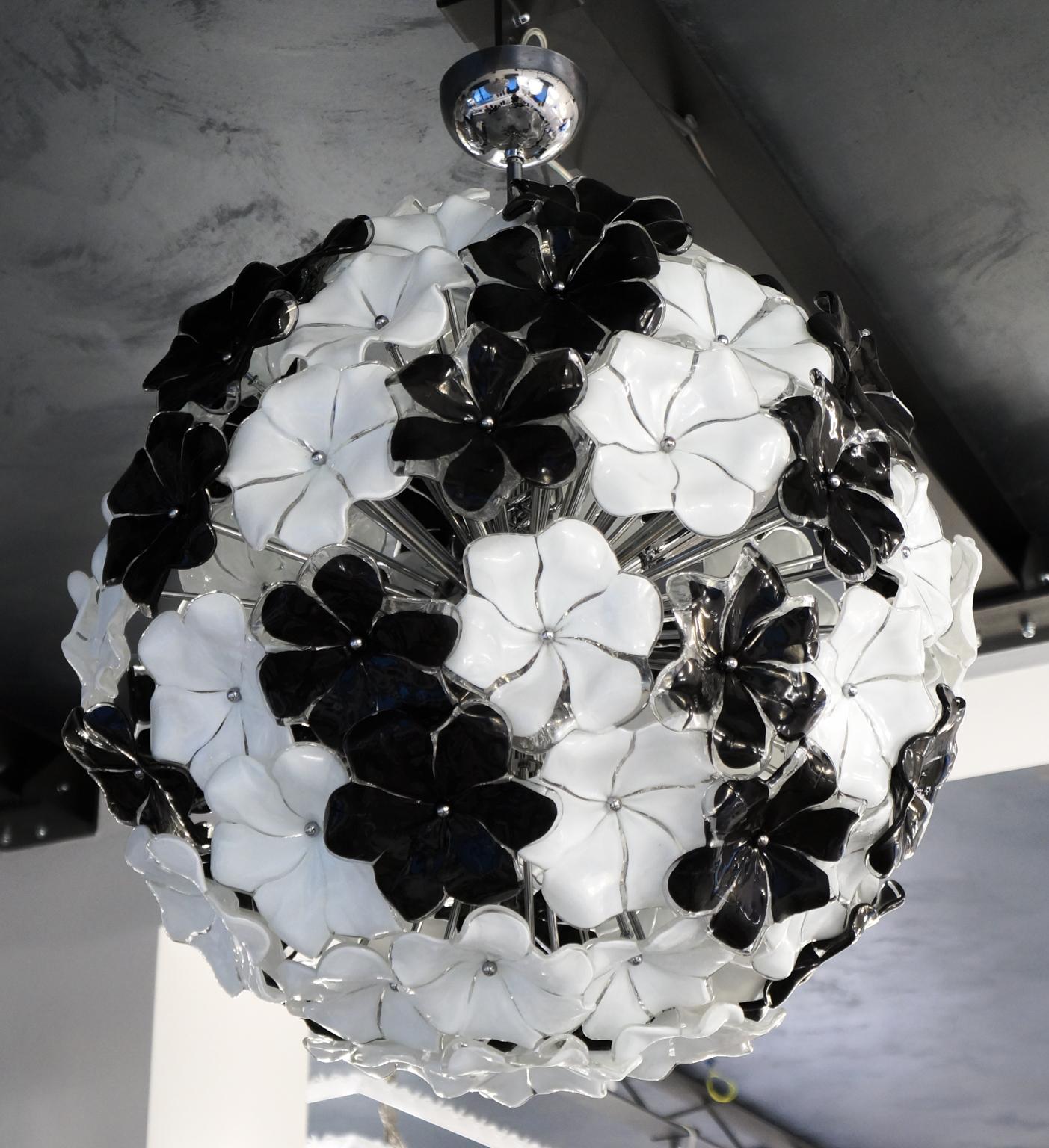 Alberto Donà Mid-Century Modern Black White Flower Murano Glass Chandelier, 1994 For Sale 5