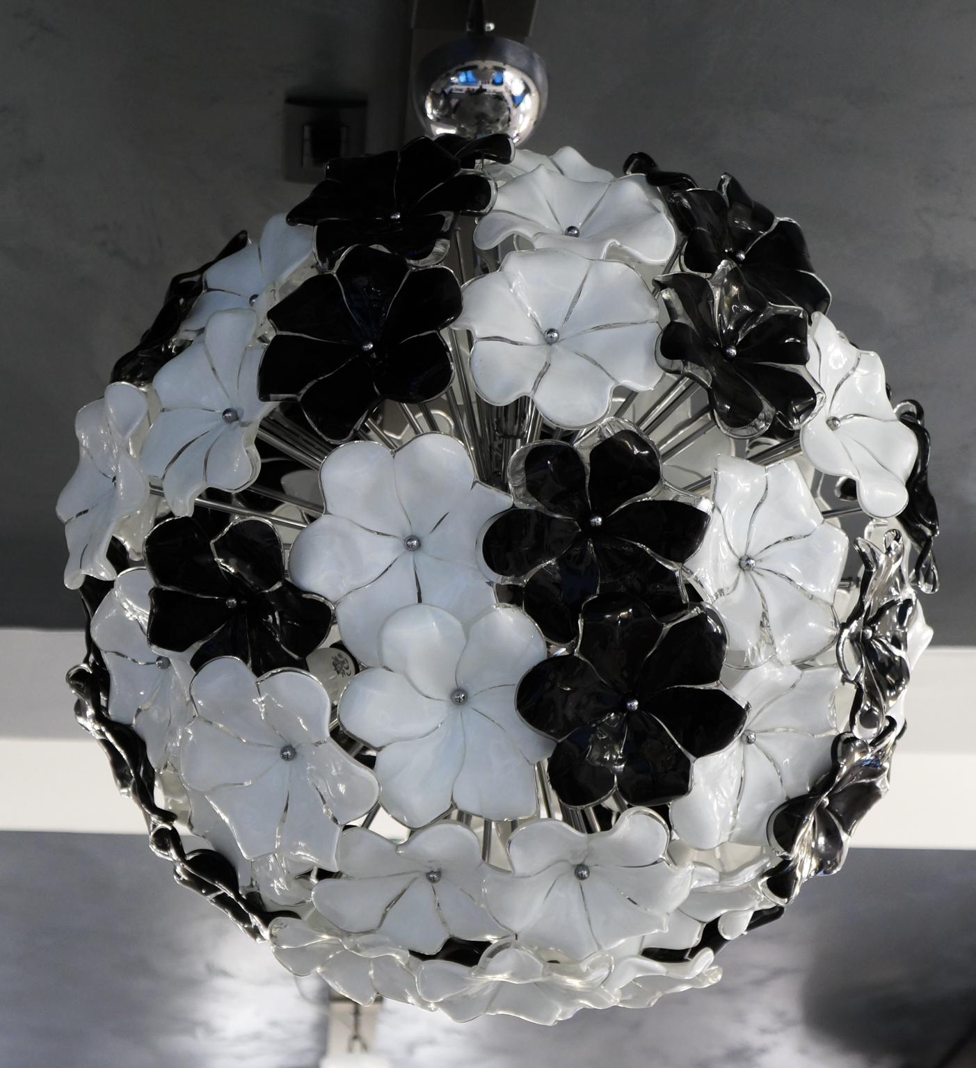 Alberto Donà Mid-Century Modern Black White Flower Murano Glass Chandelier, 1994 For Sale 5