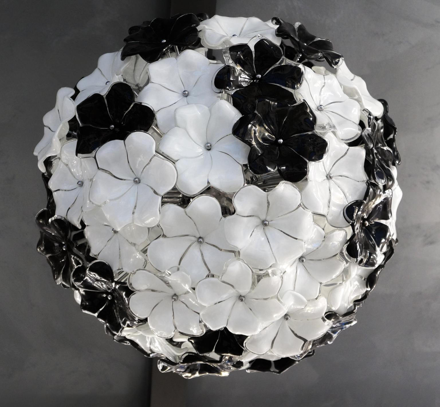 Alberto Donà Mid-Century Modern Black White Flower Murano Glass Chandelier, 1994 For Sale 7