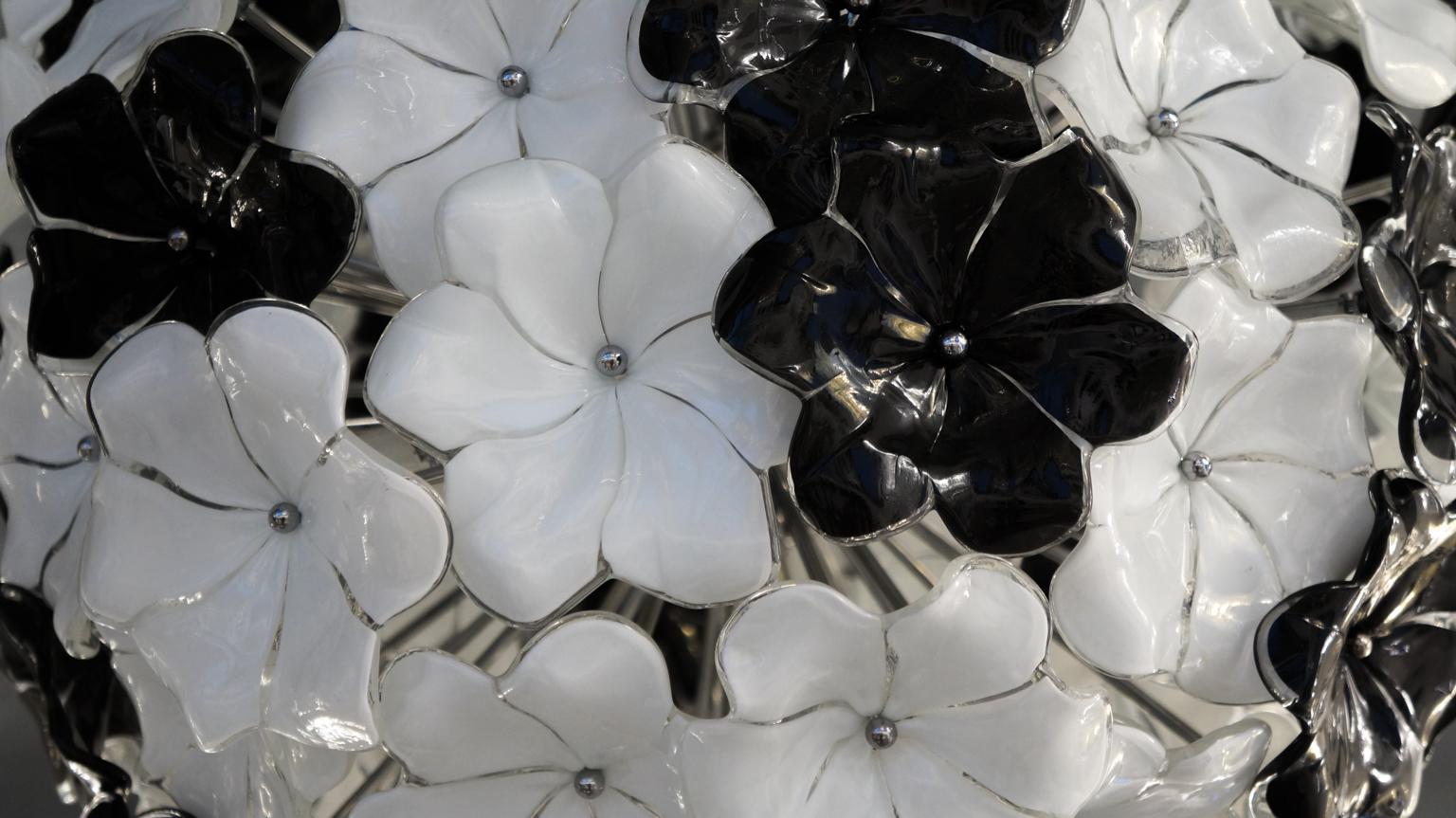 Alberto Donà Mid-Century Modern Black White Flower Murano Glass Chandelier, 1994 For Sale 8