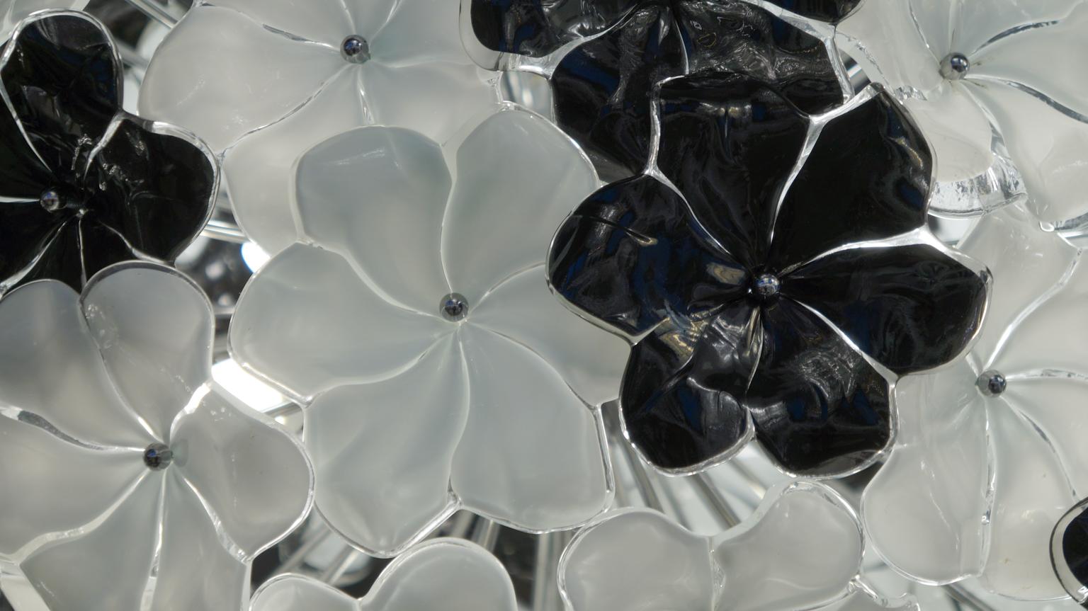 Alberto Donà Mid-Century Modern Black White Flower Murano Glass Chandelier, 1994 For Sale 1