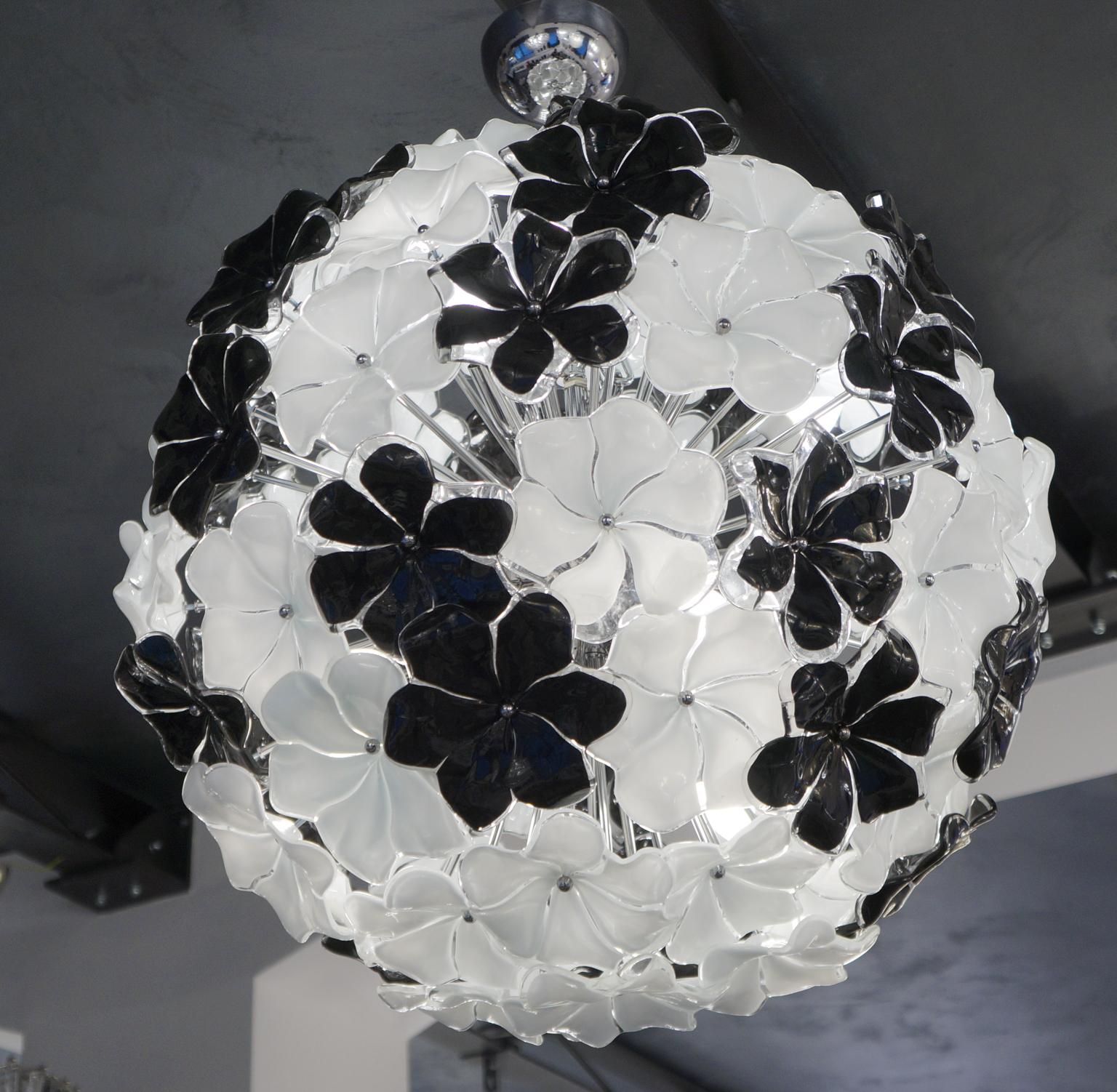 Alberto Donà Mid-Century Modern Black White Flower Murano Glass Chandelier, 1994 For Sale 2