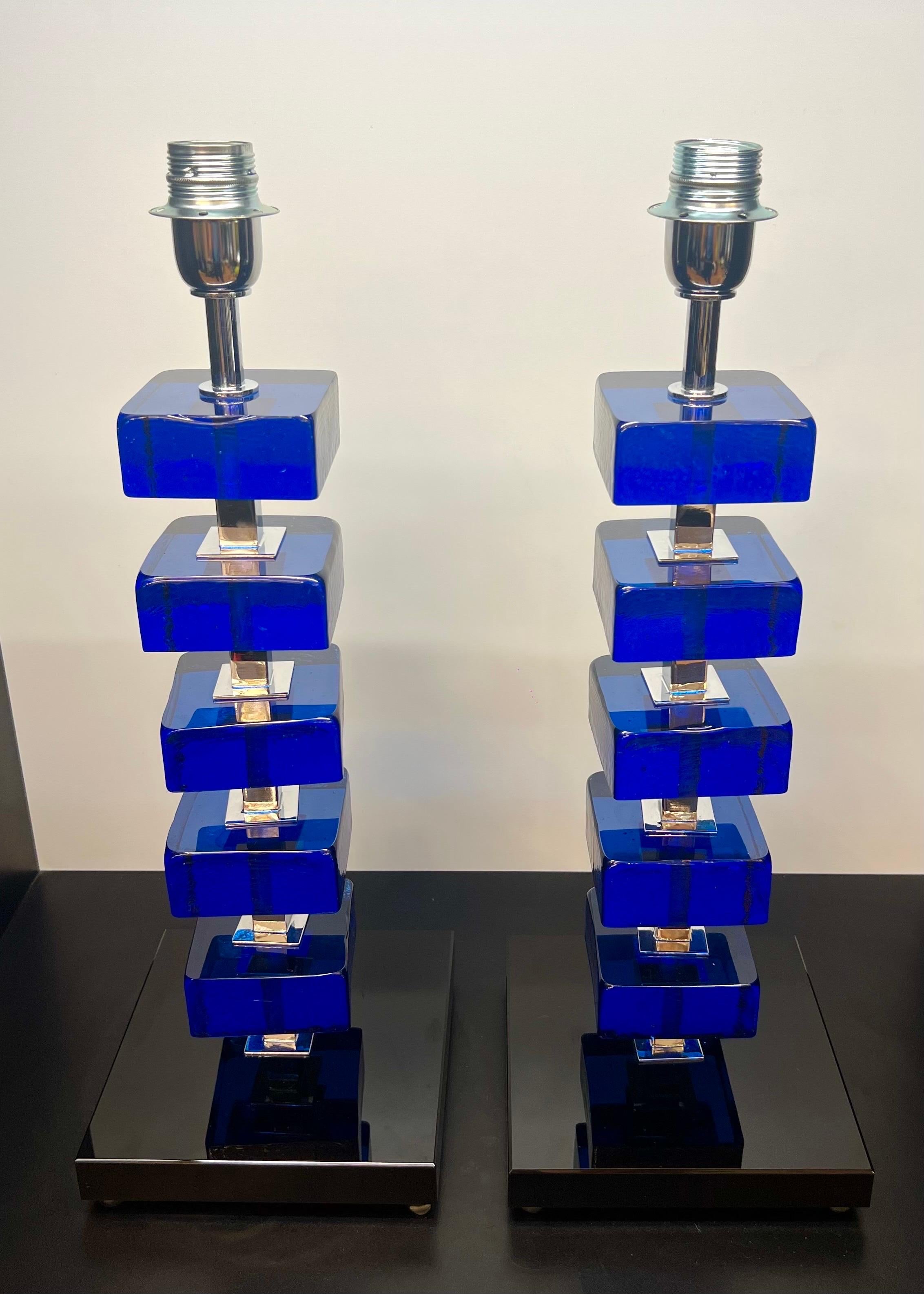 Exclusive pair of Blue Murano Glass table lamps with polished chrome frame.
The lamp has 5 blocks of blue color.
Lamp made with great care and precision by our master glassmaker Alberto Donà of Murano.
The products are entirely handmade in the