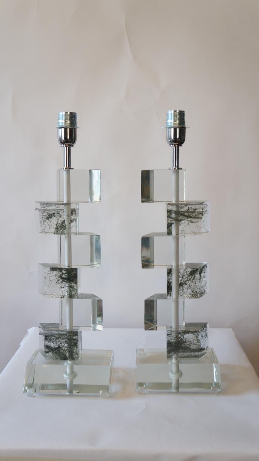 These table lamps, very special, rest on a crystal base, but definira exclusively crystal, is reductive. 
Do you see the streaks that this lamp has? The technique used to make it, makes you understand the magic that can be achieved in Murano. 
Do