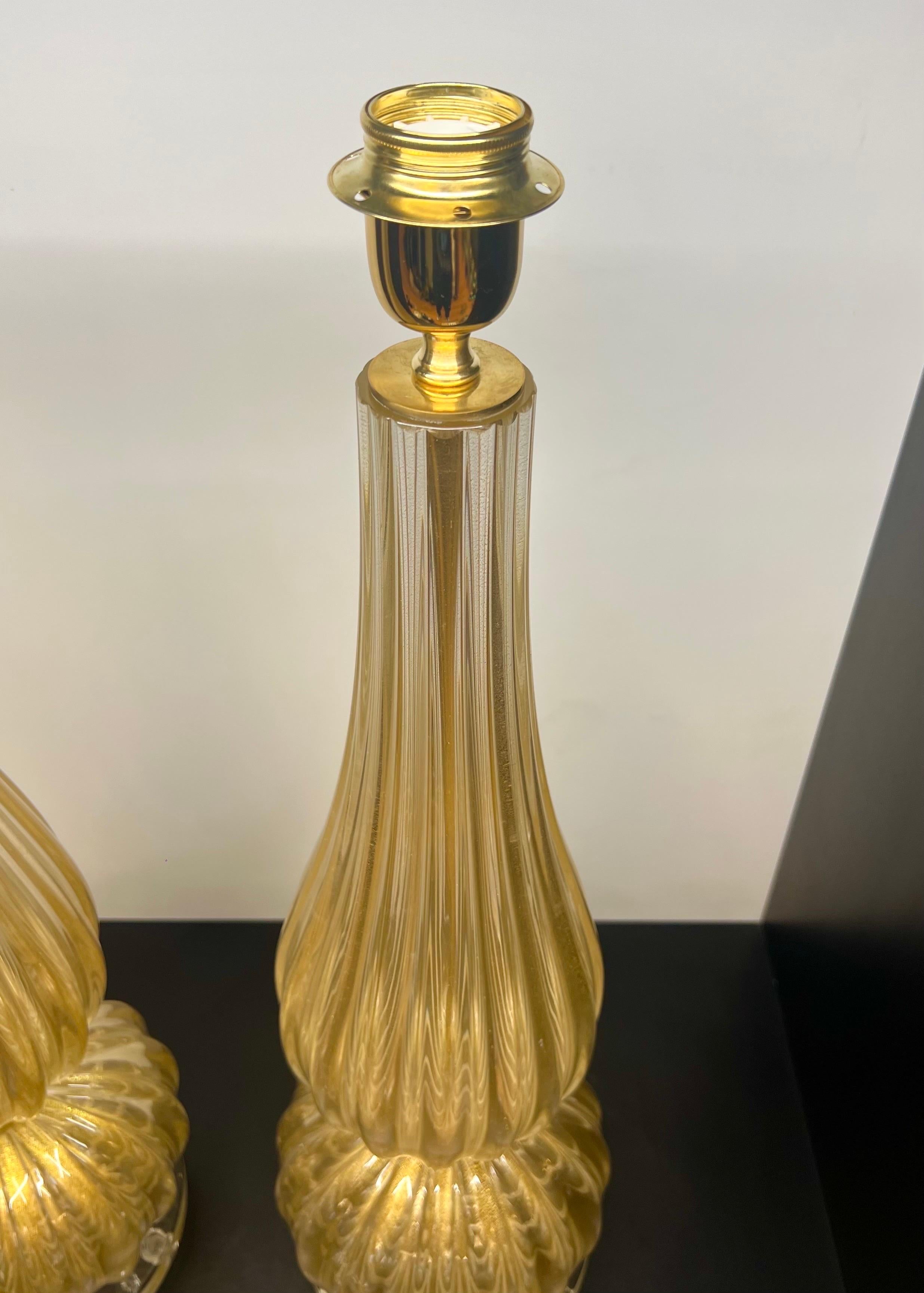 italien Alberto Donà Modernité du milieu du siècle Feuille d'or 24kt Deux lampes de table en verre Murano 2024 en vente