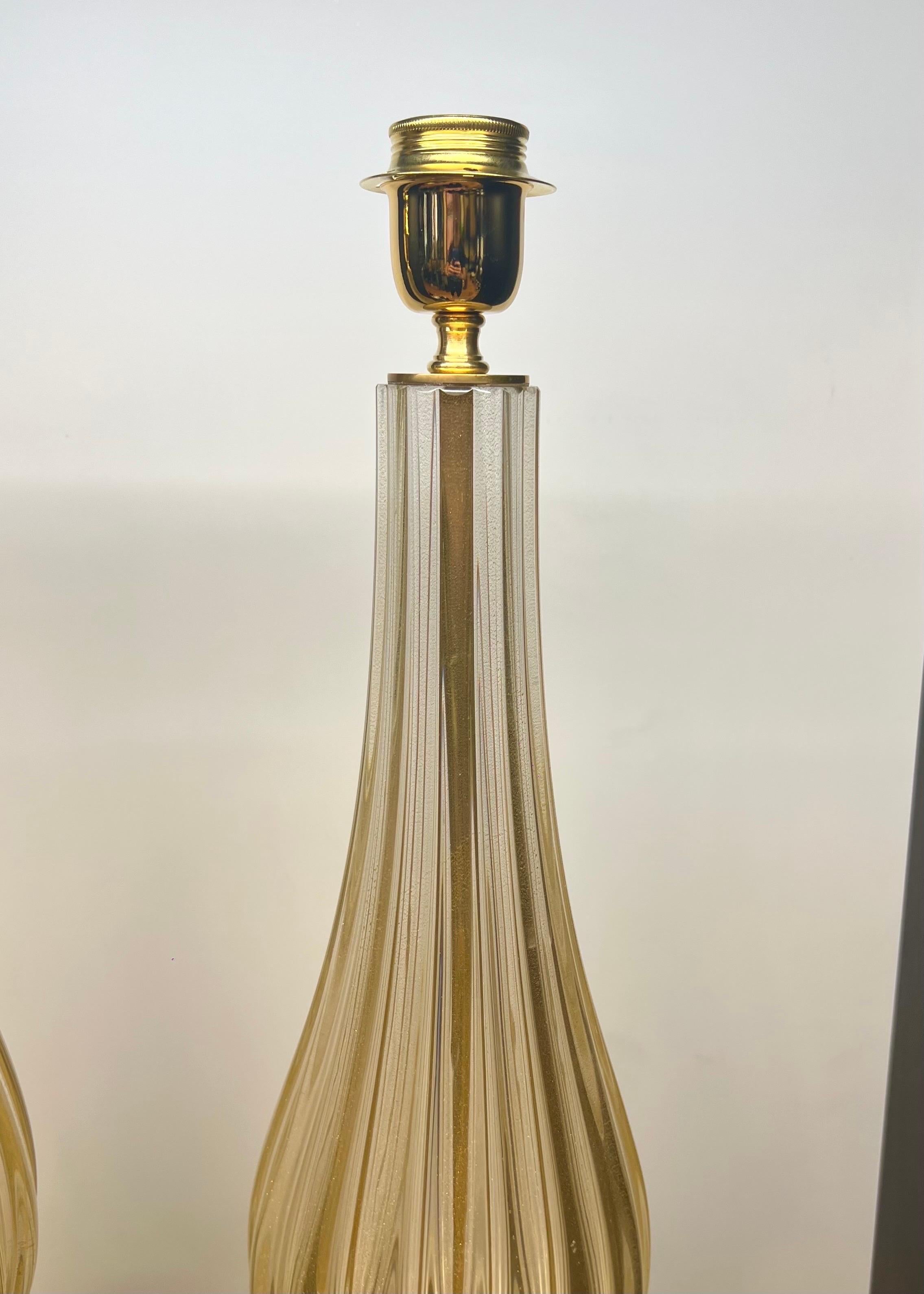 Fait main Alberto Donà Modernité du milieu du siècle Feuille d'or 24kt Deux lampes de table en verre Murano 2024 en vente