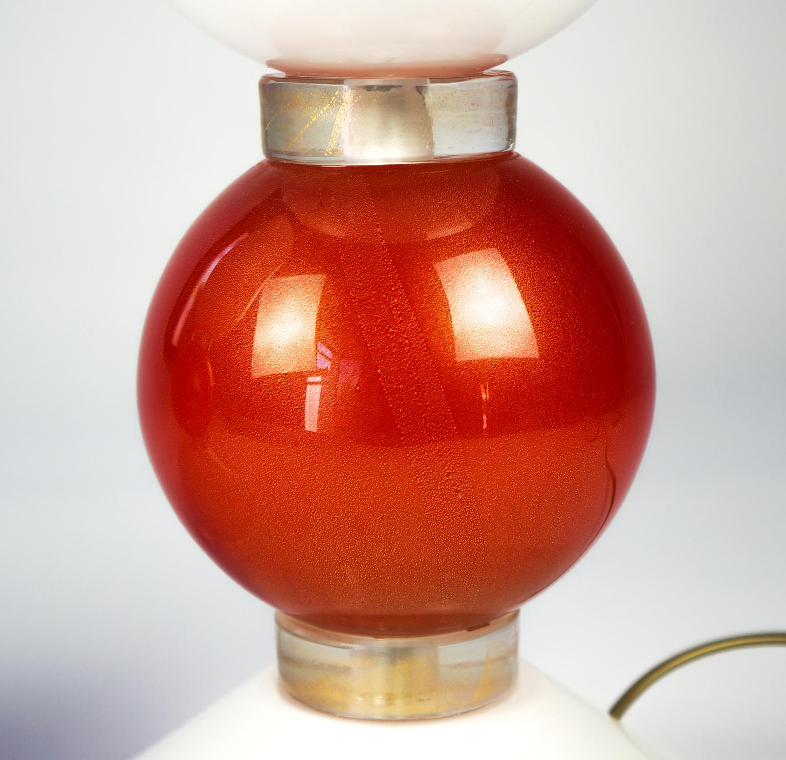 Fait main Deux lampes de bureau en verre de Murano rouge doré, de style moderne du milieu du siècle dernier d'Alberto Don, 1984 en vente