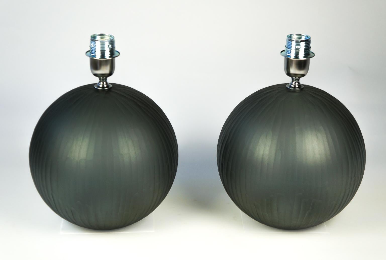 Es handelt sich um eine sehr einfache Lampe, die nur aus einer Kugel besteht. Die 1998 von dem Glasmeister Alberto Donà entworfene Leuchte ist, wie gesagt, sehr einfach und besteht aus einer einzigen Kugel, aber nicht deshalb ist sie wirkungslos. In