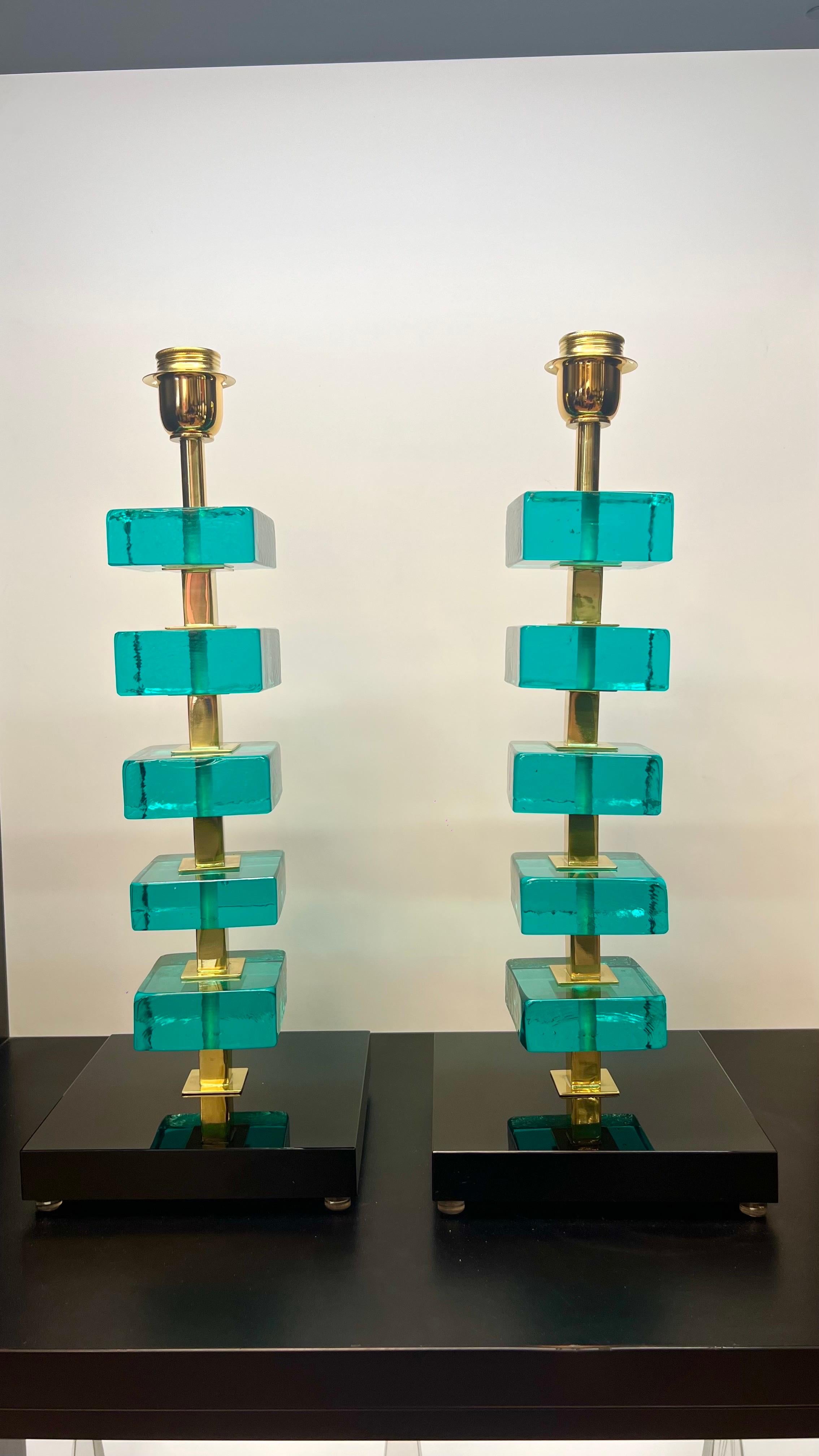 Paire exclusive de lampes de table en verre de Murano de couleur vert Marin avec monture en bronze satiné.
La lampe comporte 5 blocs de couleur vert marin.
Lampe réalisée avec beaucoup de soin et de précision par notre maître verrier Alberto Donà de