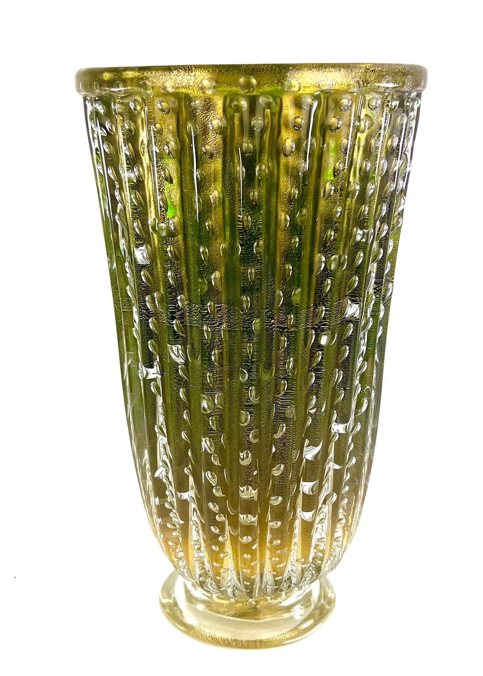 Collection'S di Kanne - Vasi in vetro di Murano blu
Le Kanne sono cilindri di vetro di Murano colorati che, fusi sul vaso, formano questa meravigliosa opera.
Si dice Drite quando le kanne sono posizionate in modo da essere verticali.
Vasi in vetro