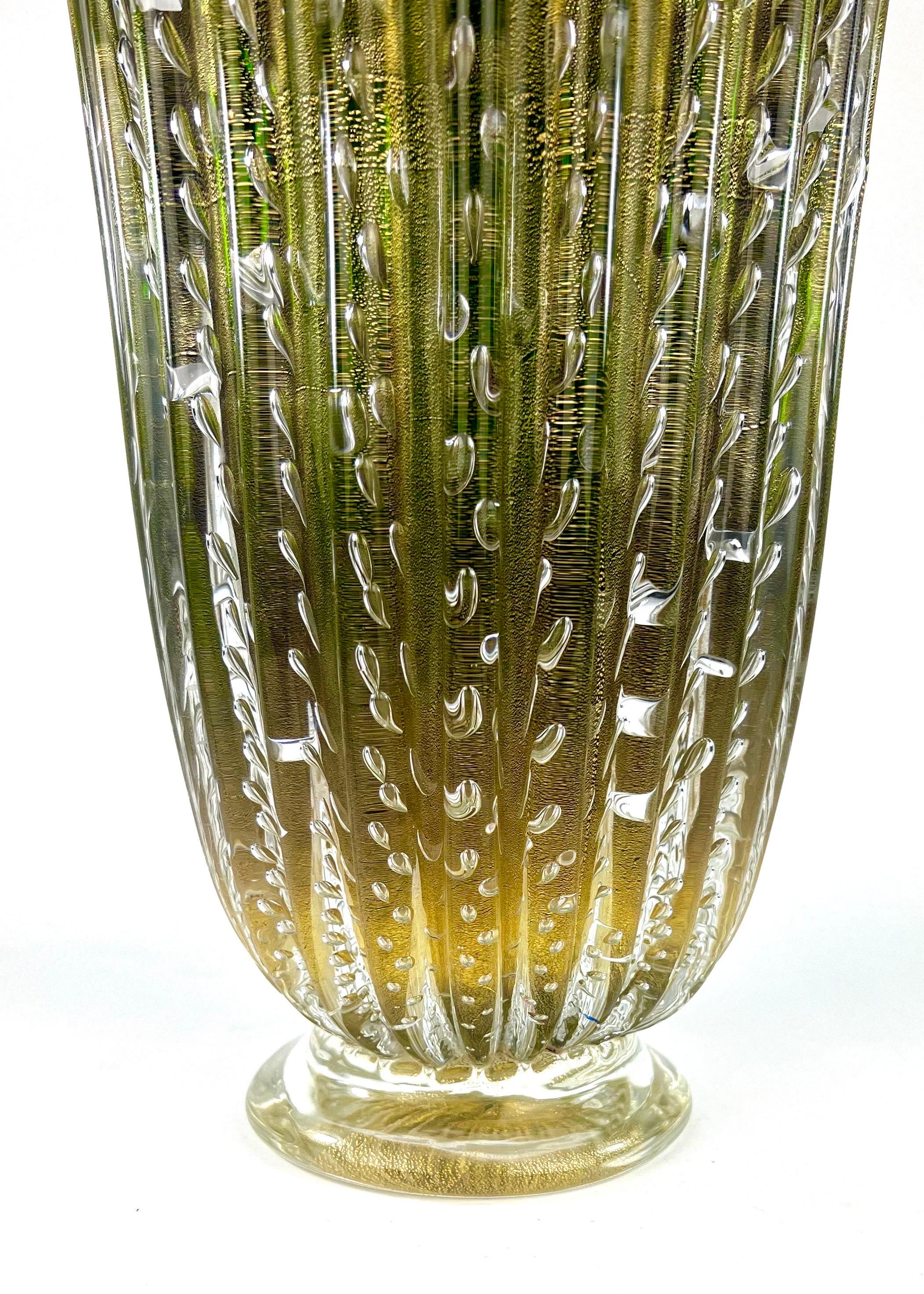 Fatto a mano Alberto Donà Mid-Century Modern Vaso In Vetro Di Murano Verde E Foglia Oro 24kt in vendita