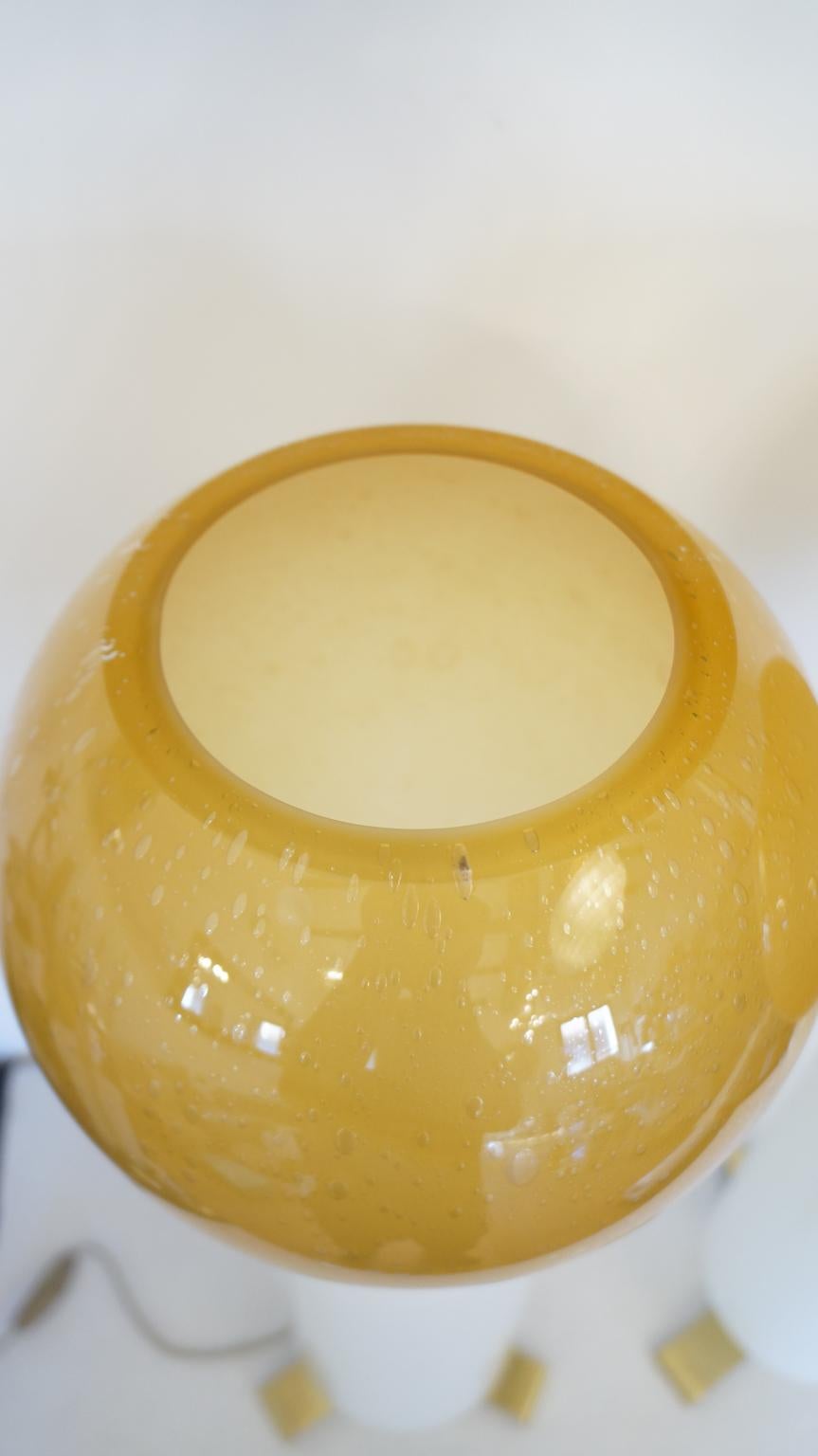 Alberto Donà Lampe de table en verre de Murano de style moderne du milieu du siècle, de couleur blanche et ambrée. en vente 7