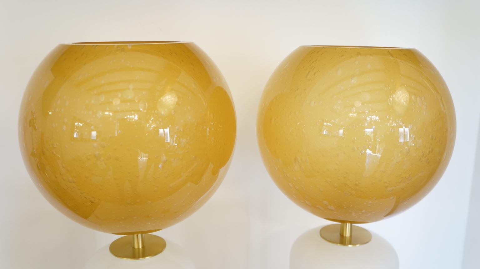 Alberto Donà Mid-Century Modern Weiß Bernstein Zwei Tischlampen aus Muranoglas (Handgefertigt) im Angebot