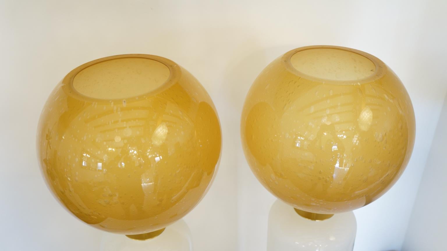 Alberto Donà Mid-Century Modern Weiß Bernstein Zwei Tischlampen aus Muranoglas (Ende des 20. Jahrhunderts) im Angebot