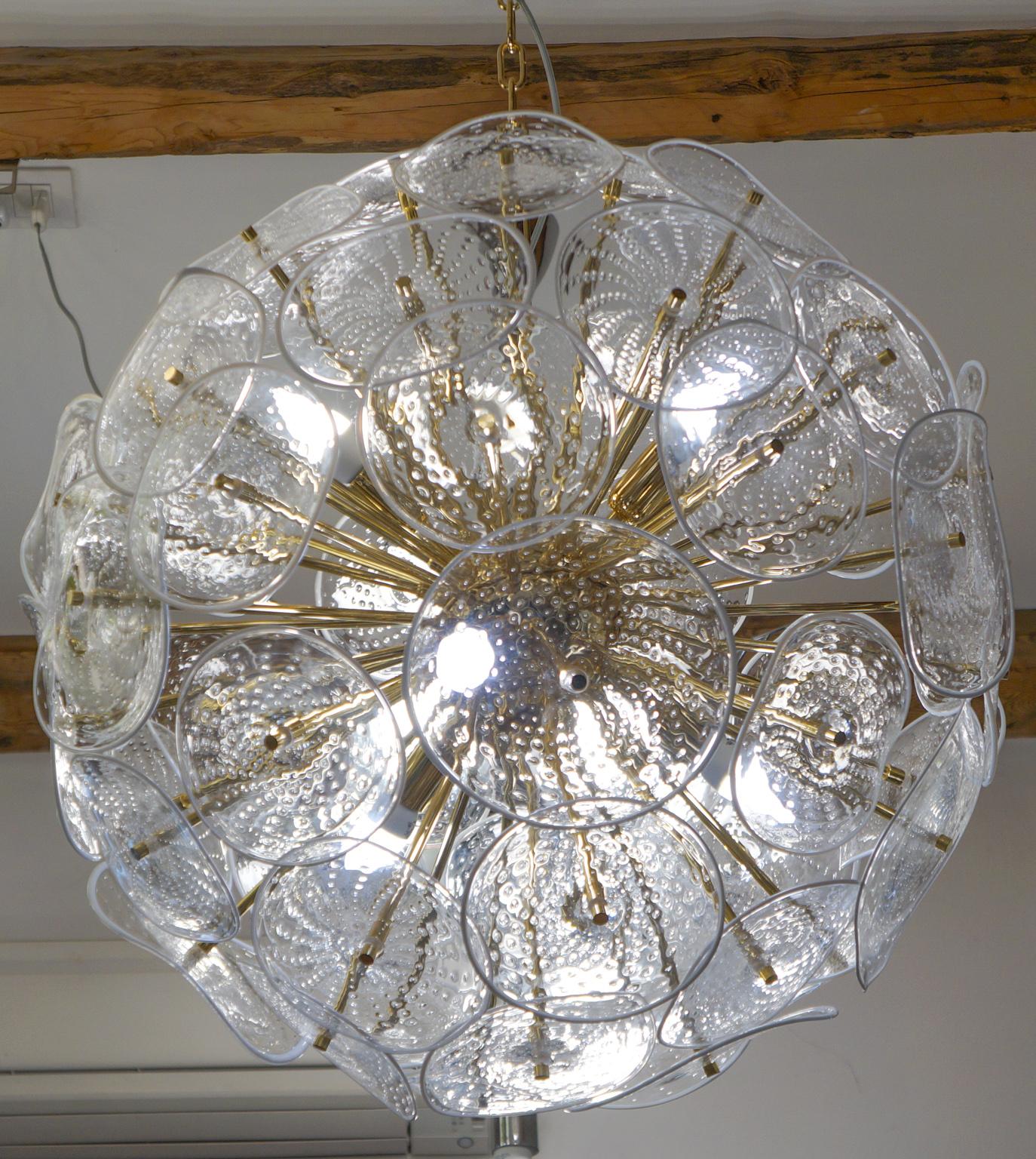This chandelier is just extraordinary. It is not a Classic chandelier or a usual vintage chandelier.
This Sputnik is a magnificent creation that conquers us with its extravagance. It is a revisited vintage chandelier, where the elements are not