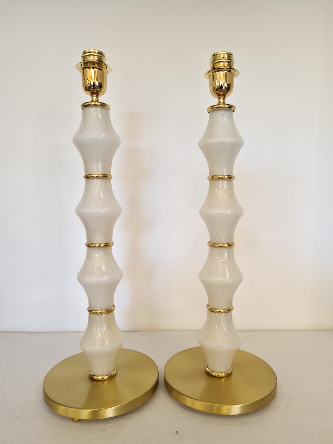 Exklusive Paar Murano Glas Tischlampen Weißgold Farbe und Gold Chrom Ringe.
Die Lampe wurde mit großer Sorgfalt und Präzision von unserem Glasermeister Alberto Donà aus Murano hergestellt.
Die Produkte sind vollständig handgefertigt und im Stil