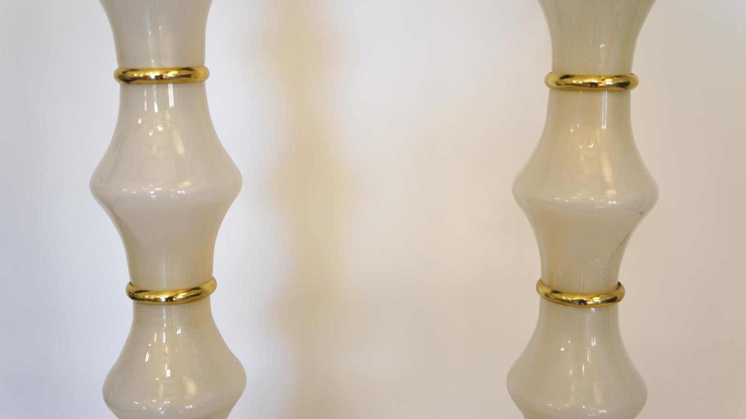 Alberto Donà Moderne Mitte des Jahrhunderts Zwei weiße Tischlampen aus Muranoglas, 1995 im Angebot 1