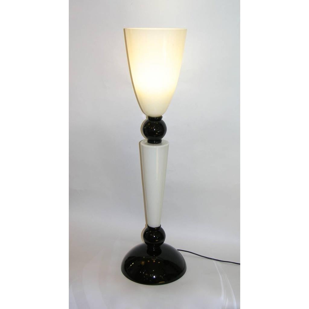 Elegante lámpara de finales de los 70, alta y esbelta, en blanco y negro, de línea visual muy atractiva, sofisticado cristal soplado con superposiciones interiores y exteriores de cristal de alta calidad con bordes redondeados, con acentos negros