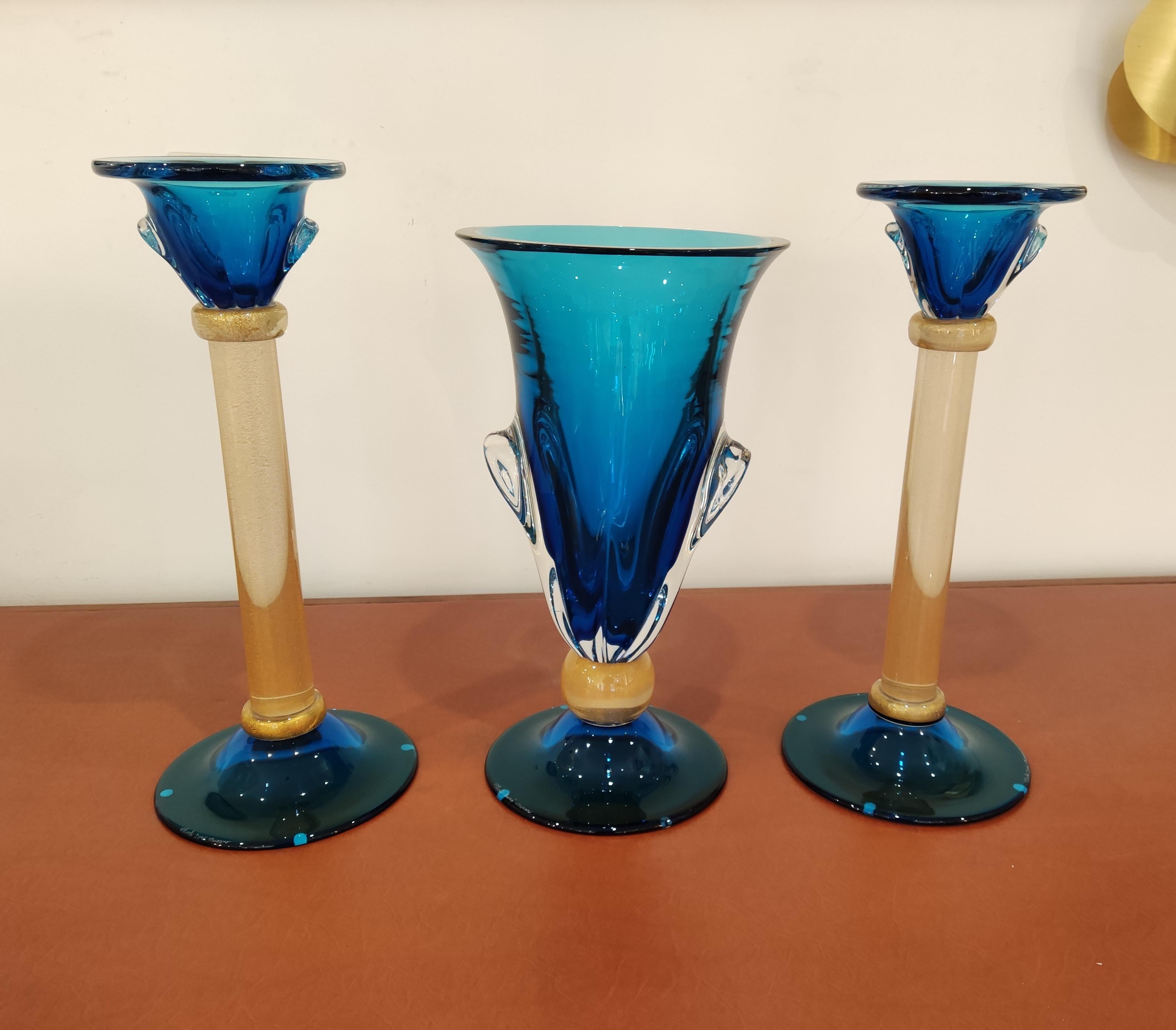 Ensemble de 3 pièces (2 chandeliers et 1 vase) d'Alberto Donà, toutes signées.
Mesures : Vase : H 45 x 25cm
Chandeliers : H 49 x 21cm.
  