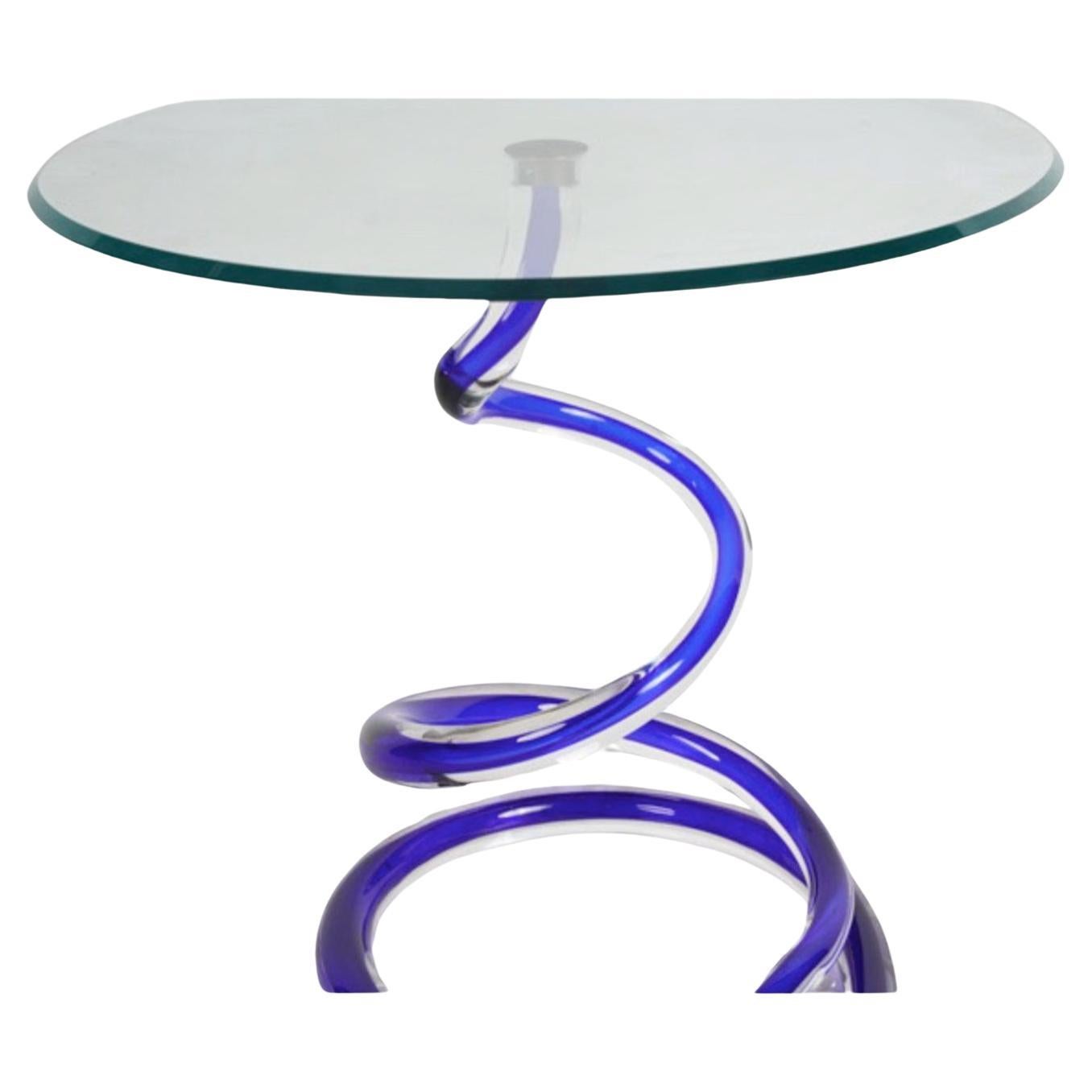 Dies ist ein wunderschöner mundgeblasener Glastisch des bekannten Murano-Glaskünstlers Alberto Dino. Der Tisch stammt aus dem frühen 21. Jahrhundert und ist in ausgezeichnetem Zustand. Der gewirbelte, röhrenförmige, ummantelte Glassockel wird von