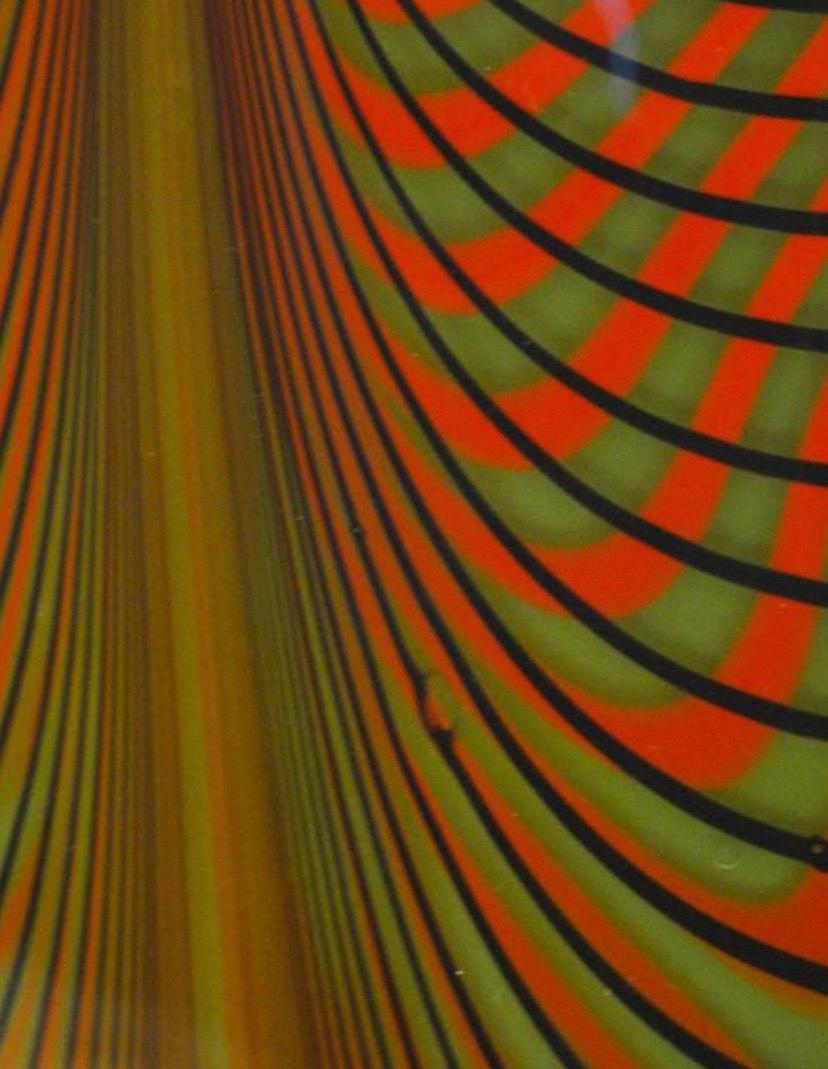 Grand vase d'Alberto Donà. L'effet plume de fenicio est obtenu par le croisement de deux couleurs. Il s'agit d'une pièce rare, car la plupart de ses pièces ont deux couleurs, plutôt que trois, comme ce vase unique.

Grand vase en forme de goutte
